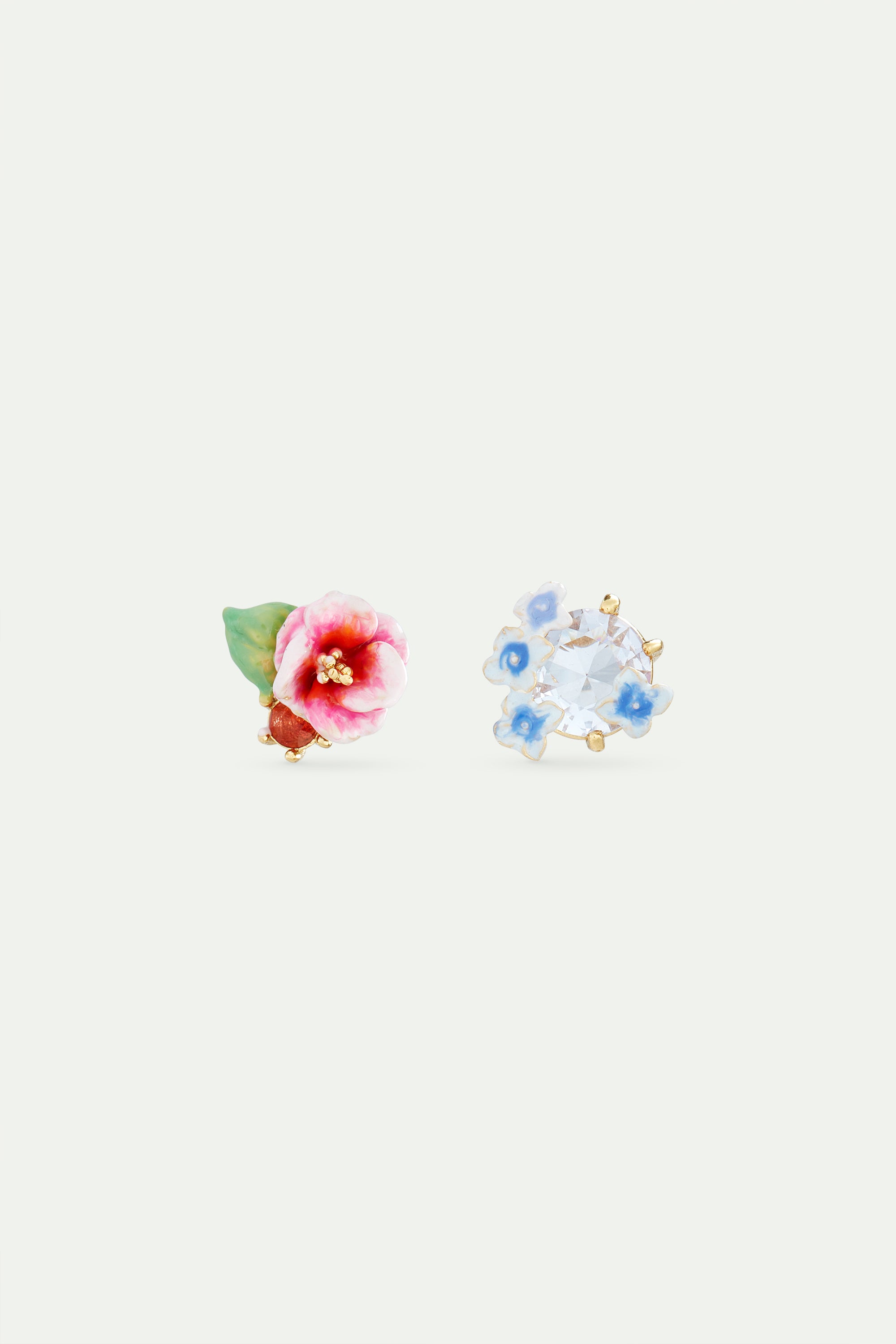 Pendientes asimétricos flor de hortensia esmaltada y piedra redonda lavanda