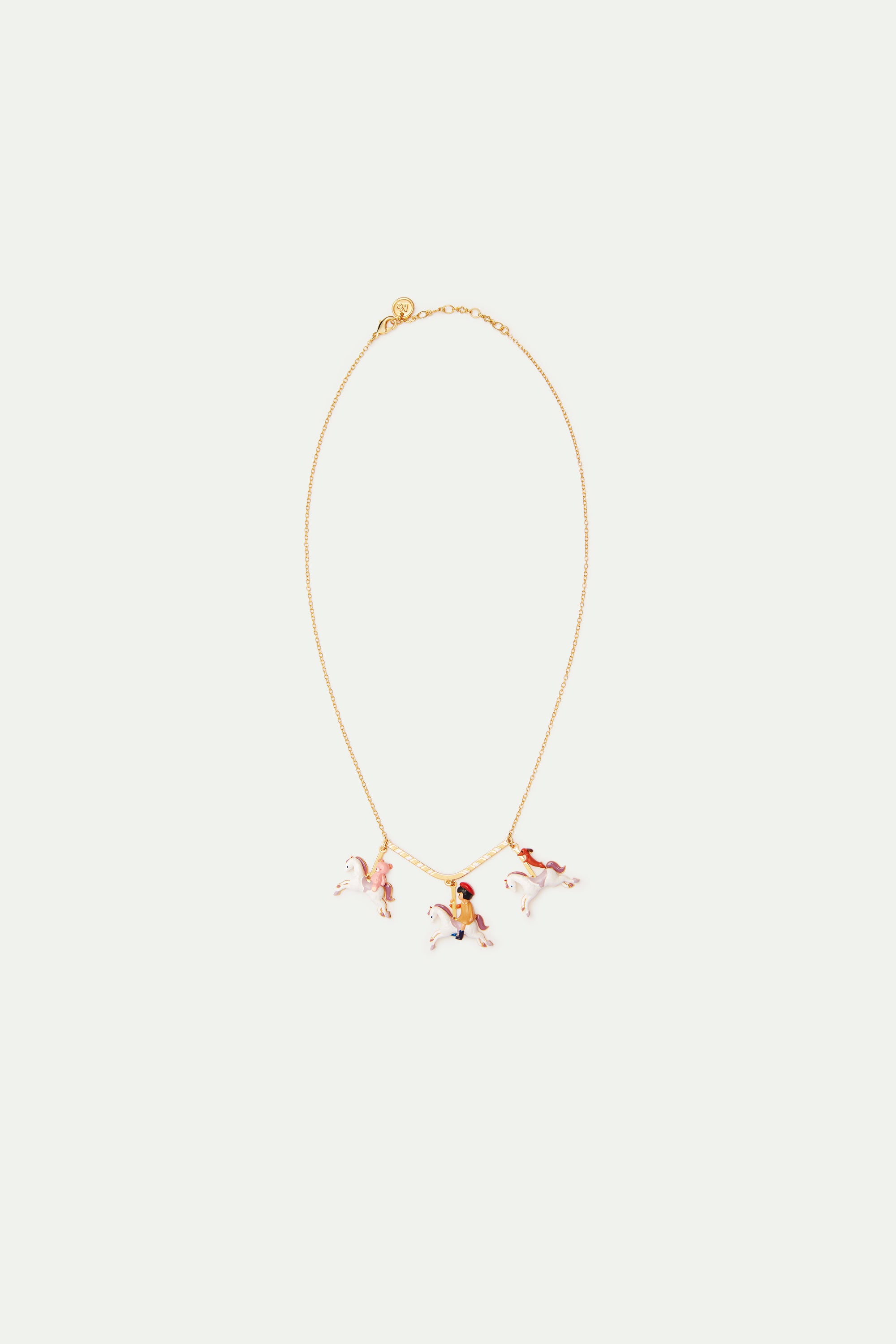 Collier plastron petite fille, teckel et ours en peluche sur un carrousel