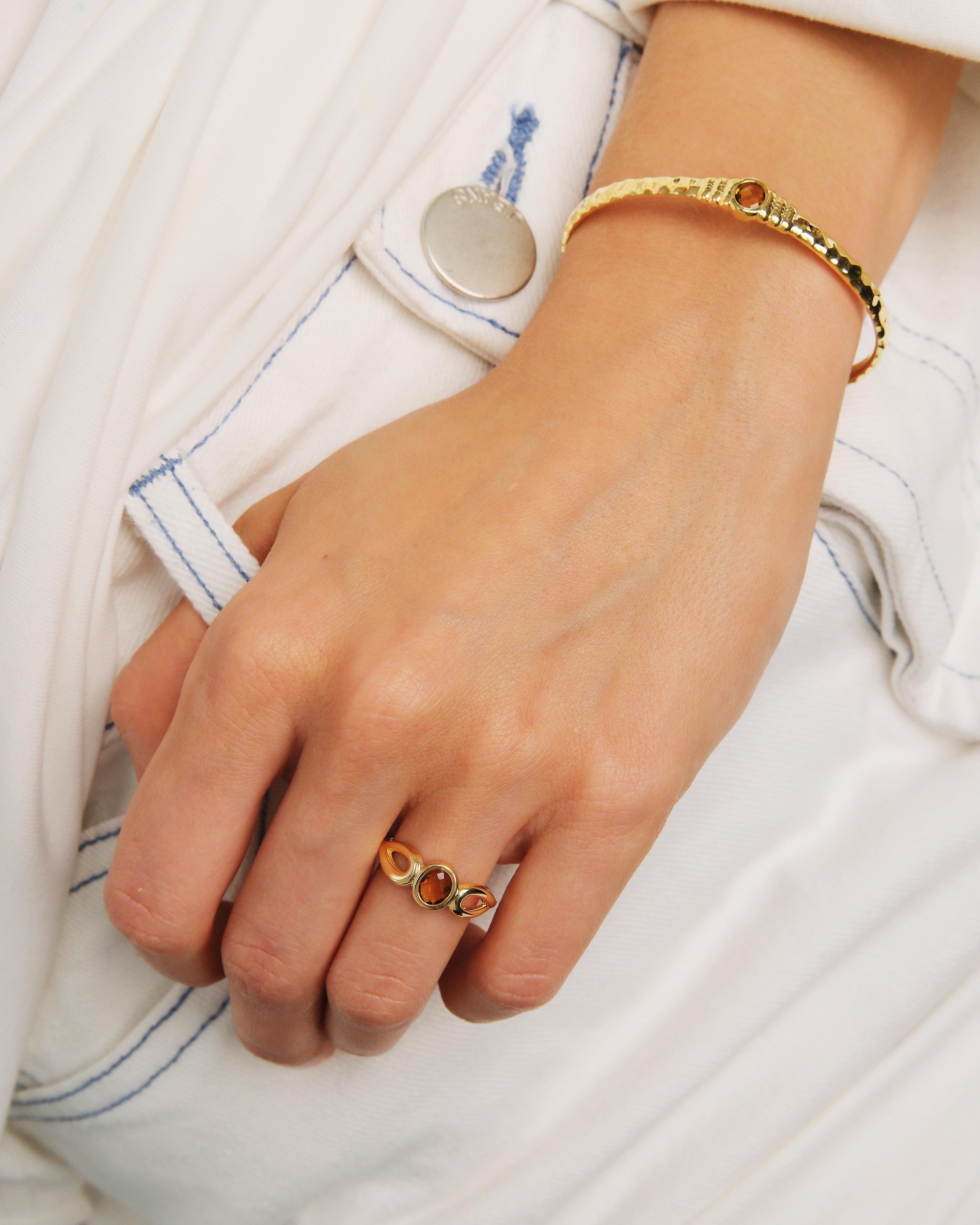 Bague fine dorée, texture striée et verre facetté