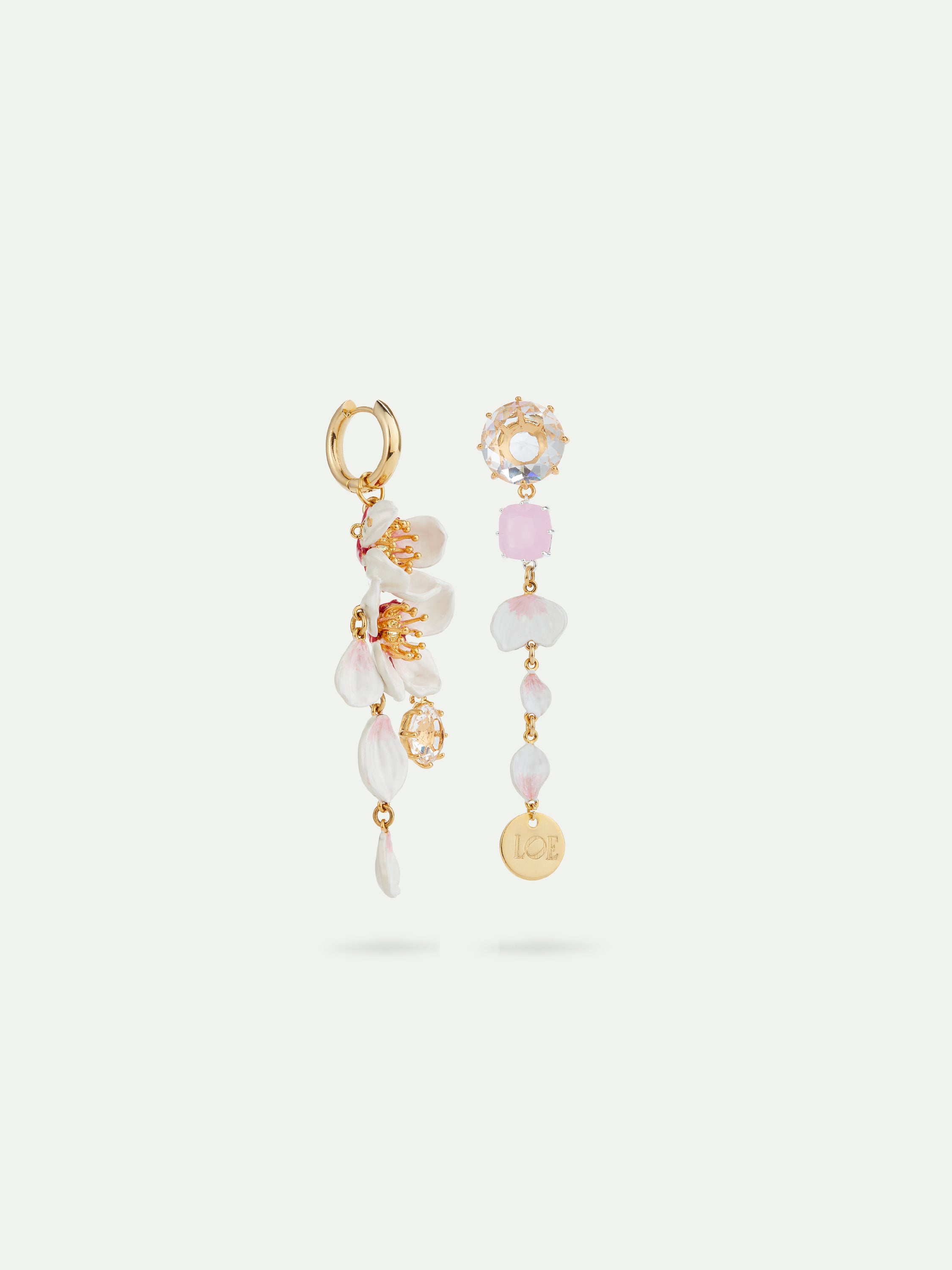 Boucles d'oreilles asymétriques fleurs de cerisier et verres facettés