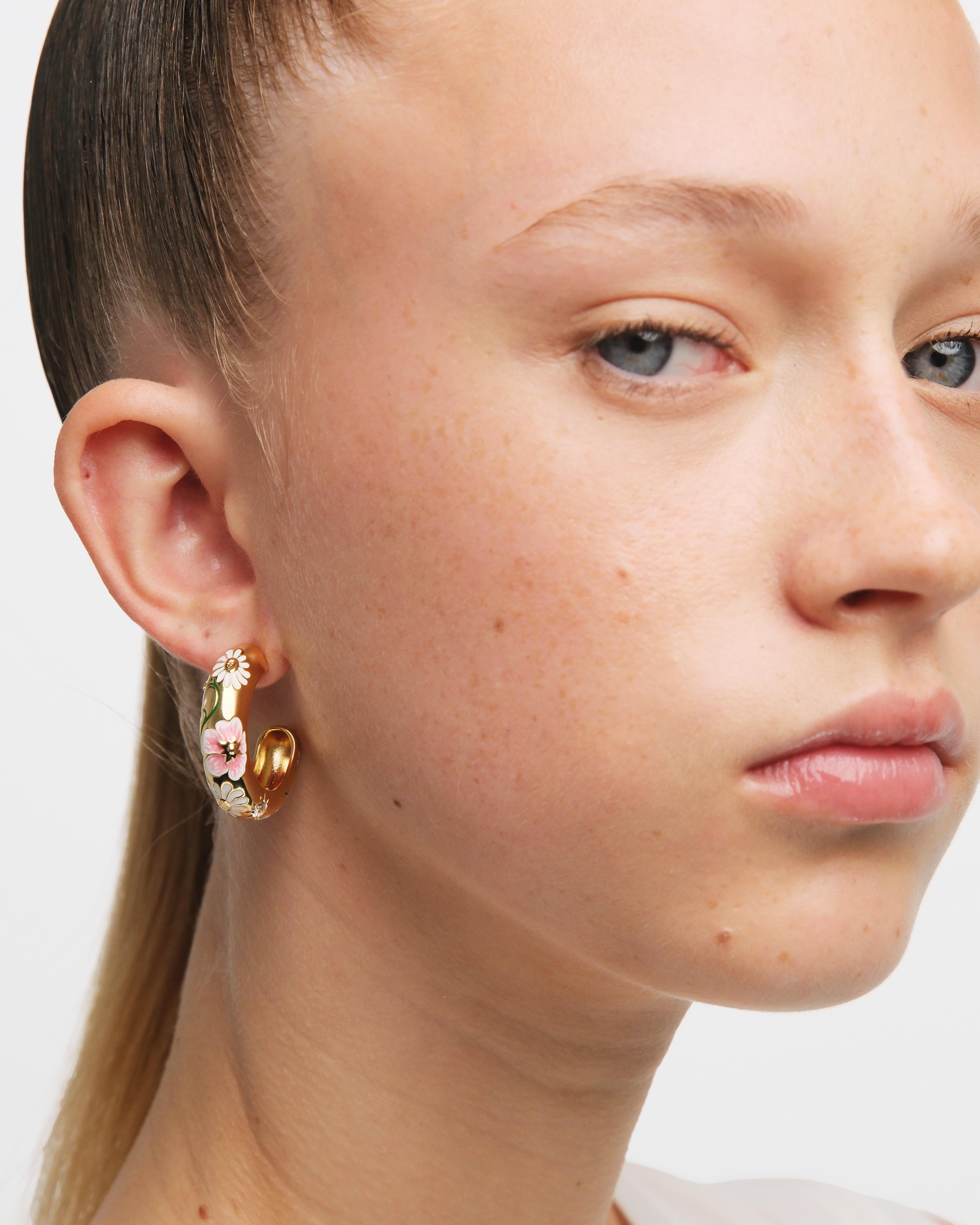 Boucles d'oreilles créoles fleurs de marguerites et de pensées