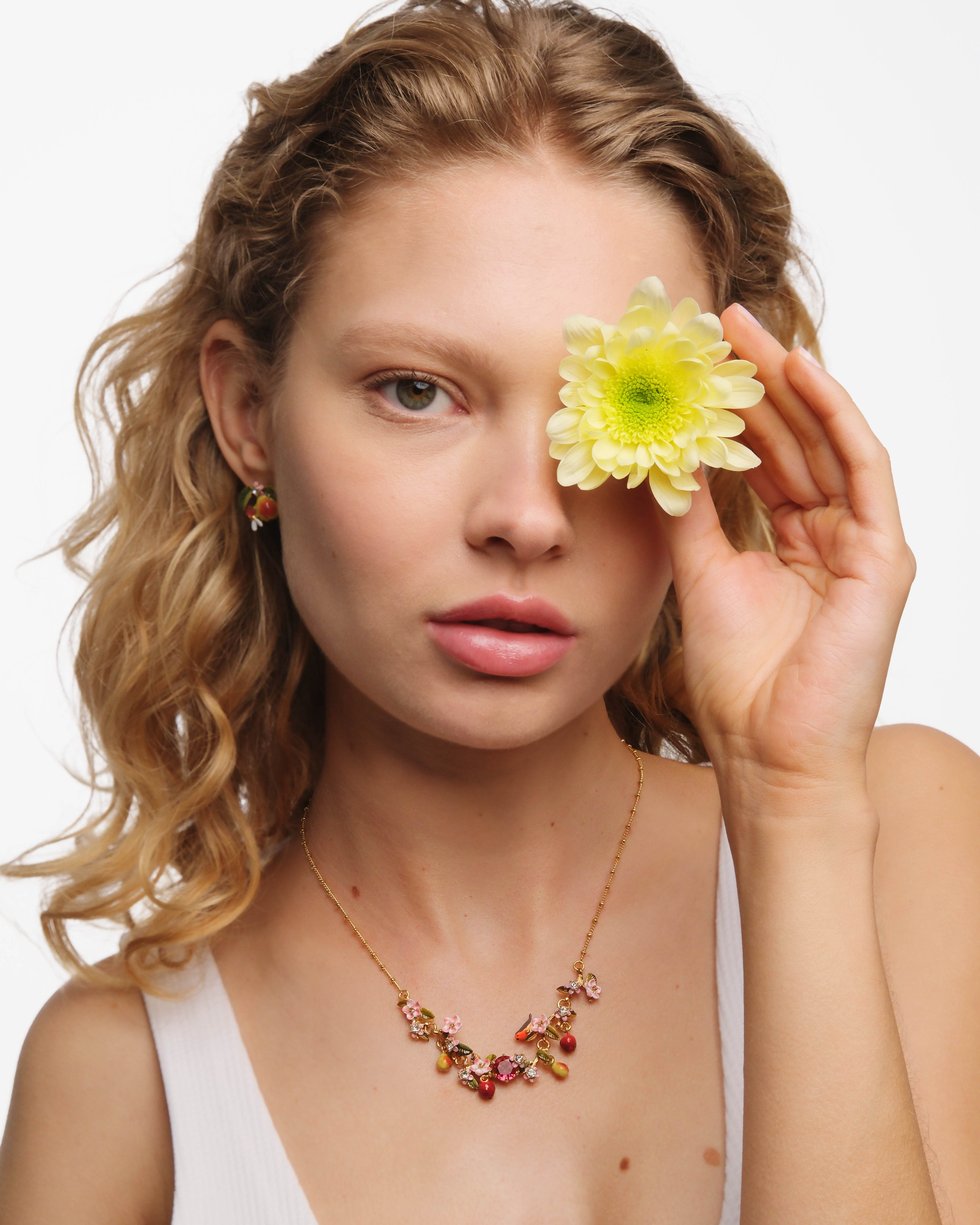 Collier plastron pomme, rouge-gorge et fleurs de pommier