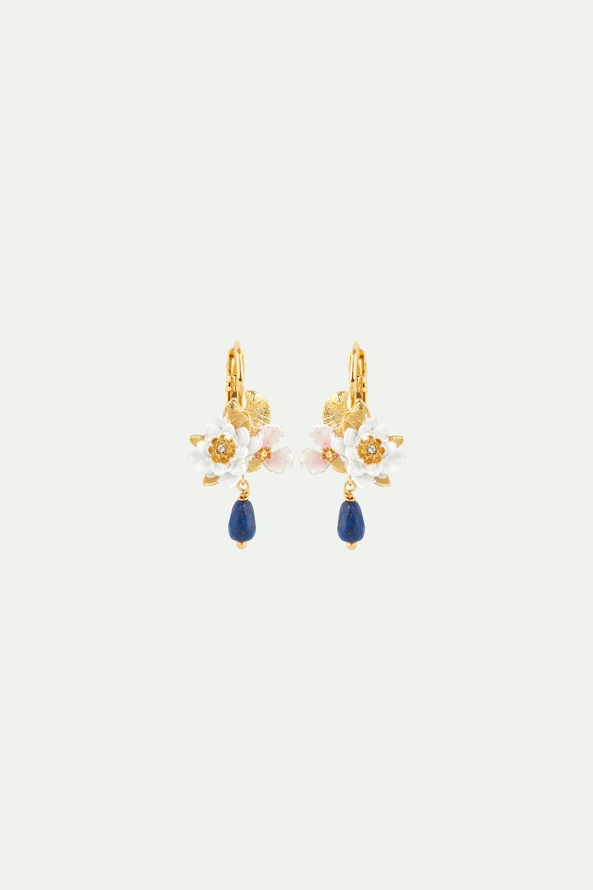 Boucles d'oreilles dormeuses nymphéa blanc et lapis-lazuli