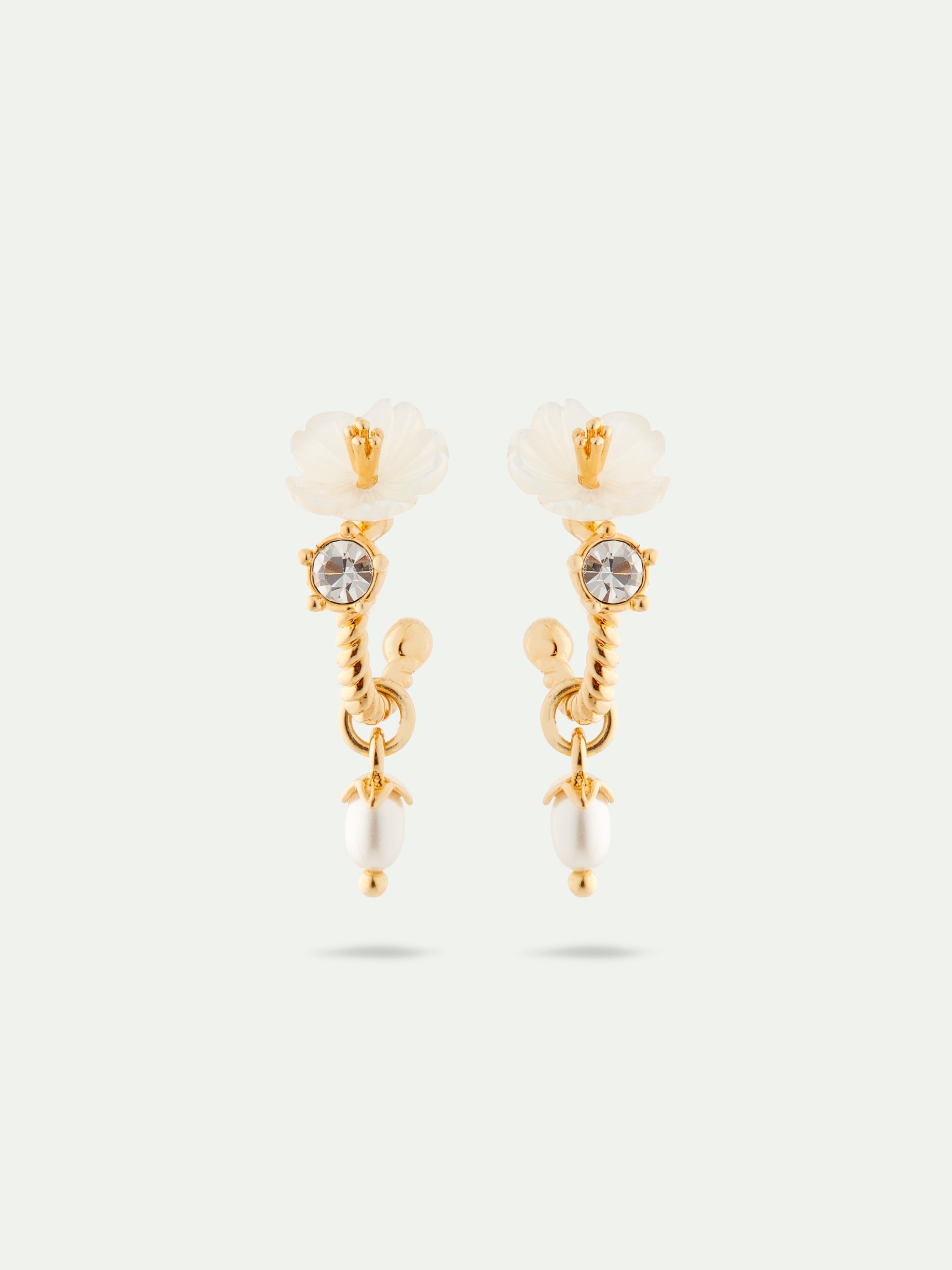 Boucles d'oreilles tiges pendantes jasmin officinal blanc, cristal facetté et perle fantaisie