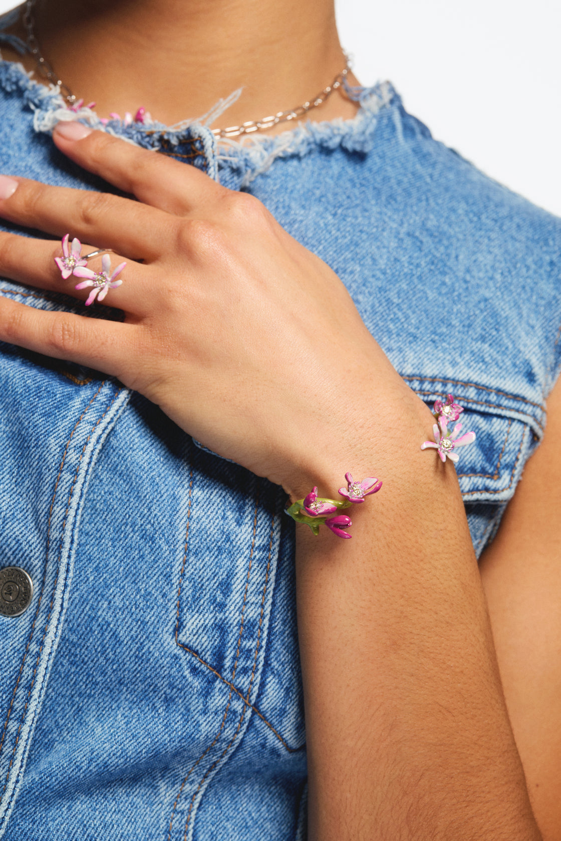 Bague ajustable argentée fleurs de magnolia roses et cristaux