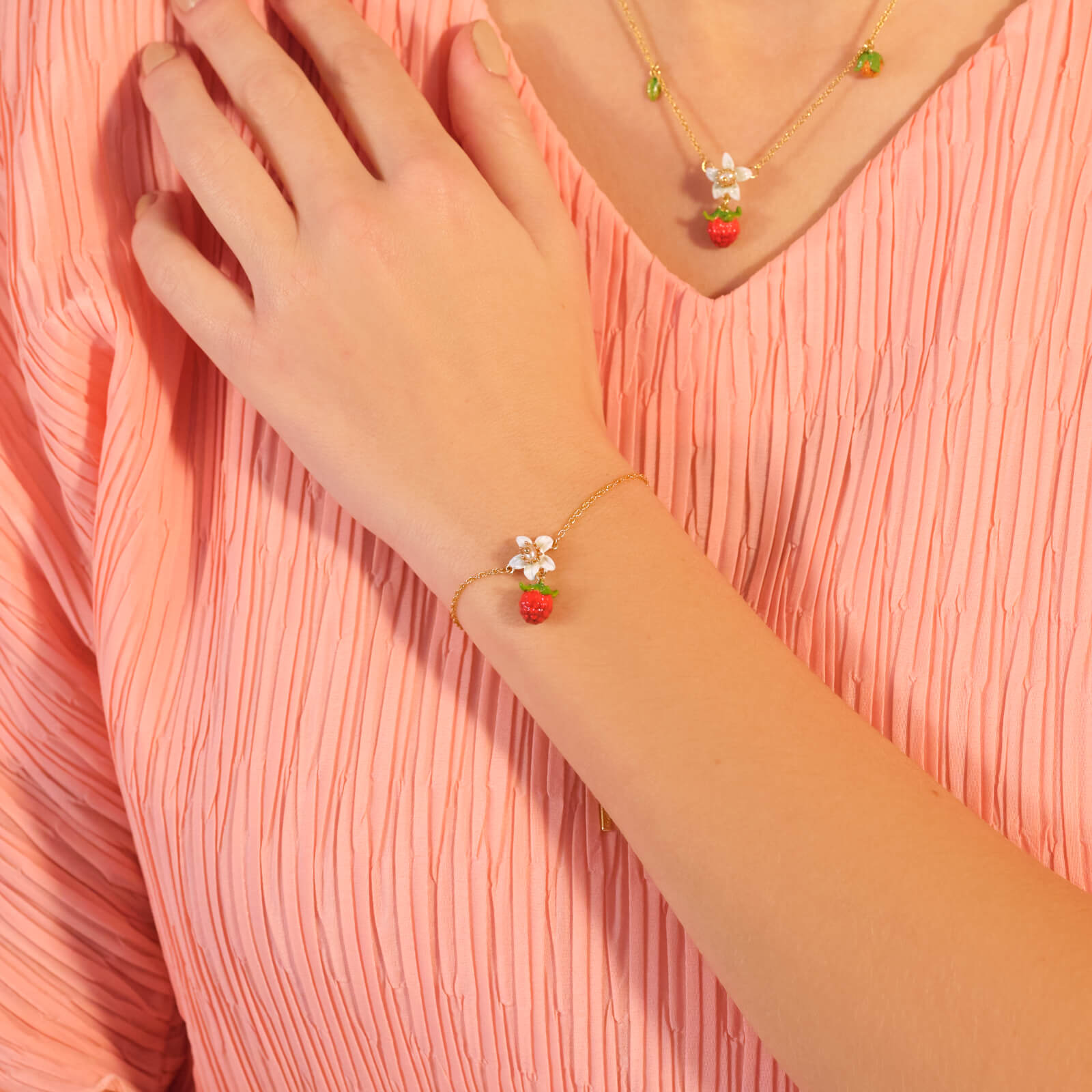 Pulsera charm's frambuesa y flor 