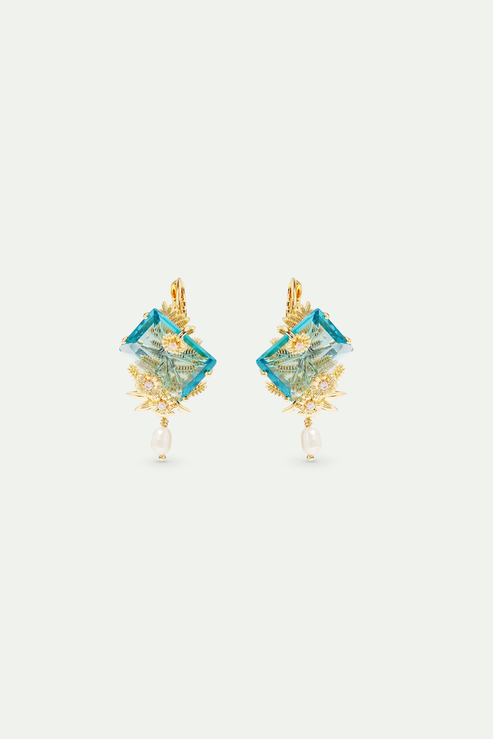 Sleeper earrings with blue cut stone, golden flowers and cultured pearl