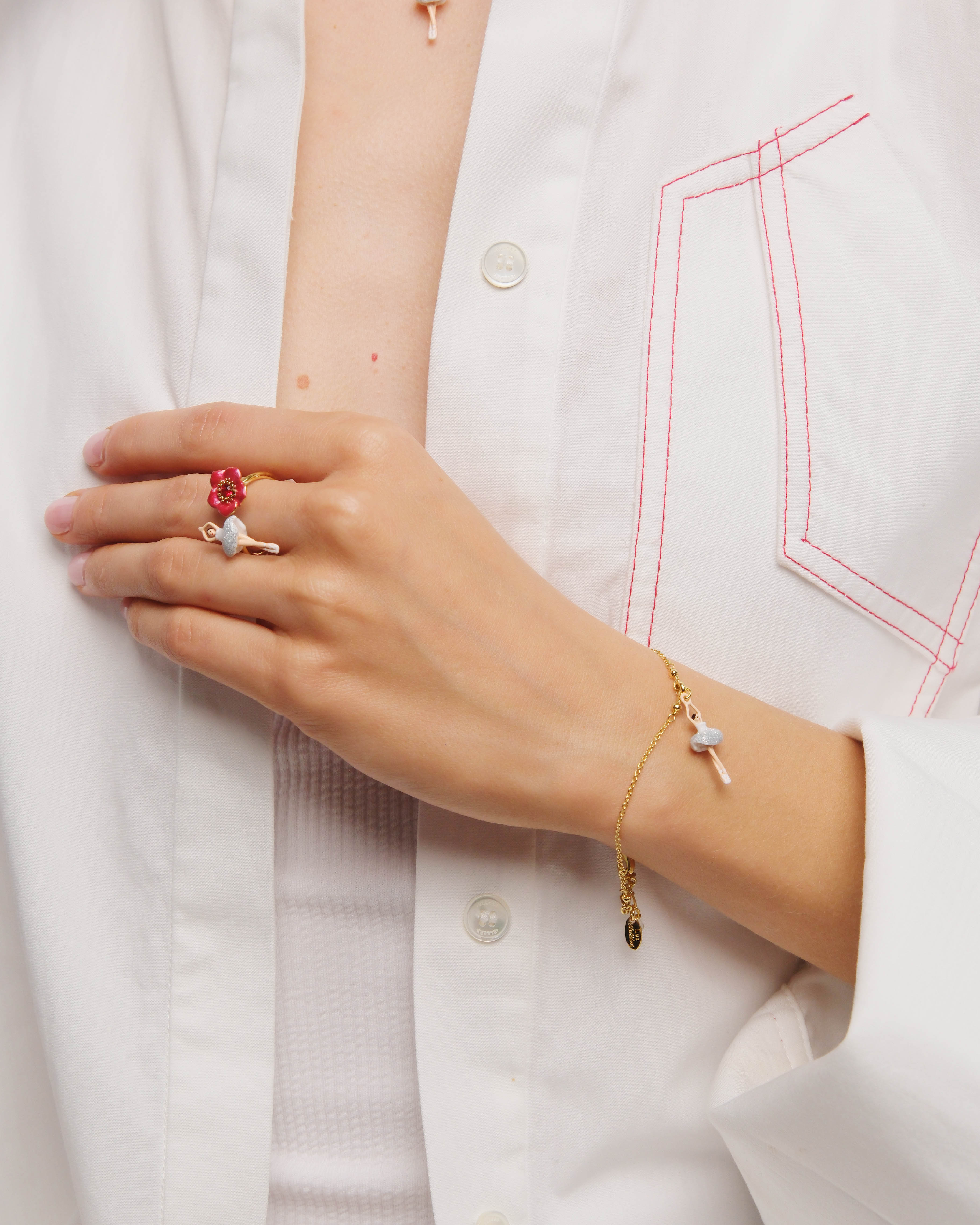 Pulsera fina bailarina con tutú blanco y lentejuelas plateadas