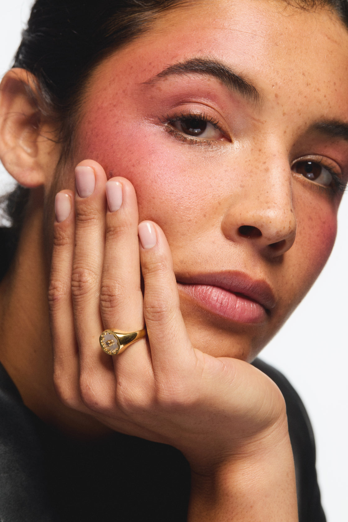 Bague dorée fleur blanche nacrée