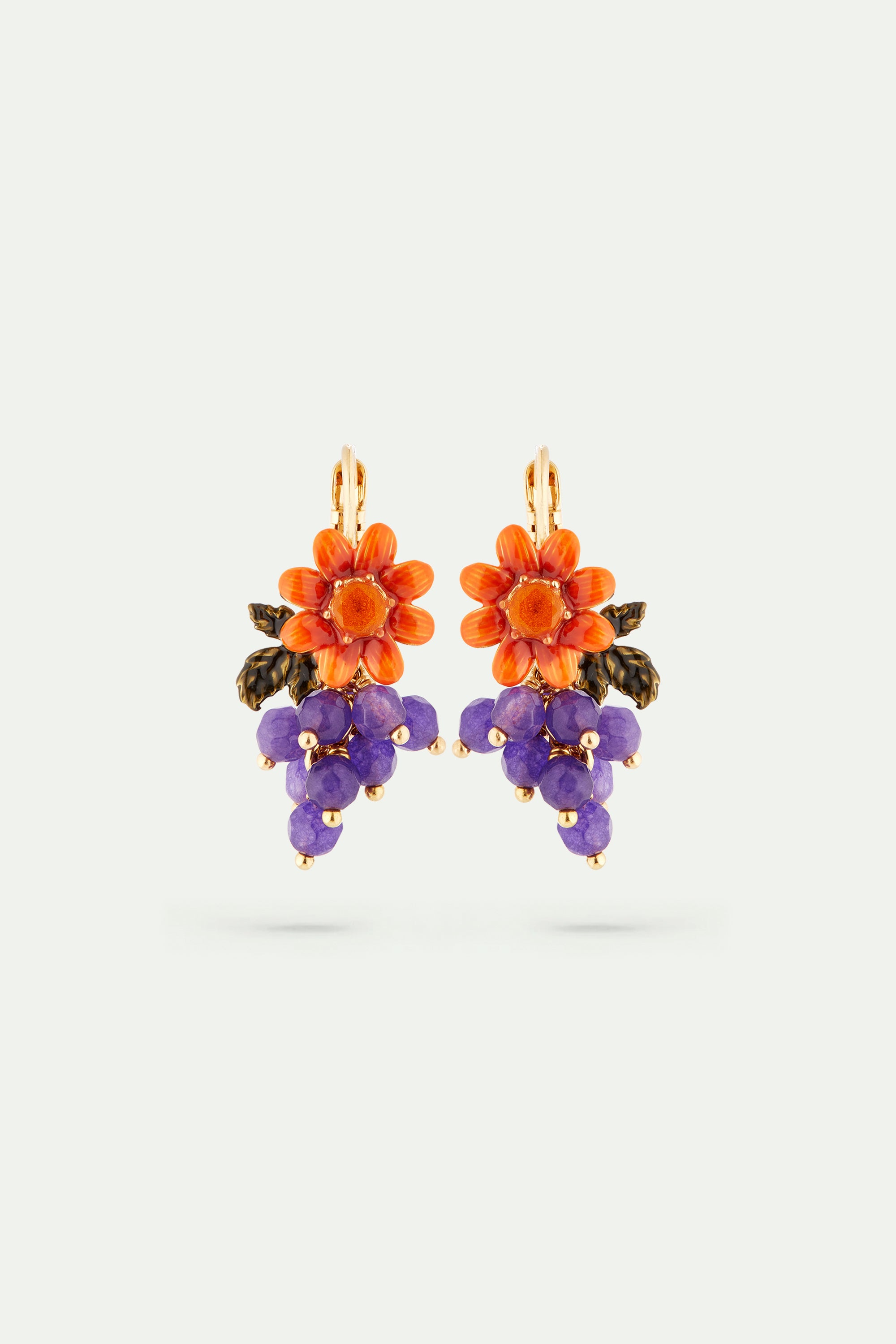 Boucles d'oreilles dormeuses fleur de dahlia et grappe de raisins