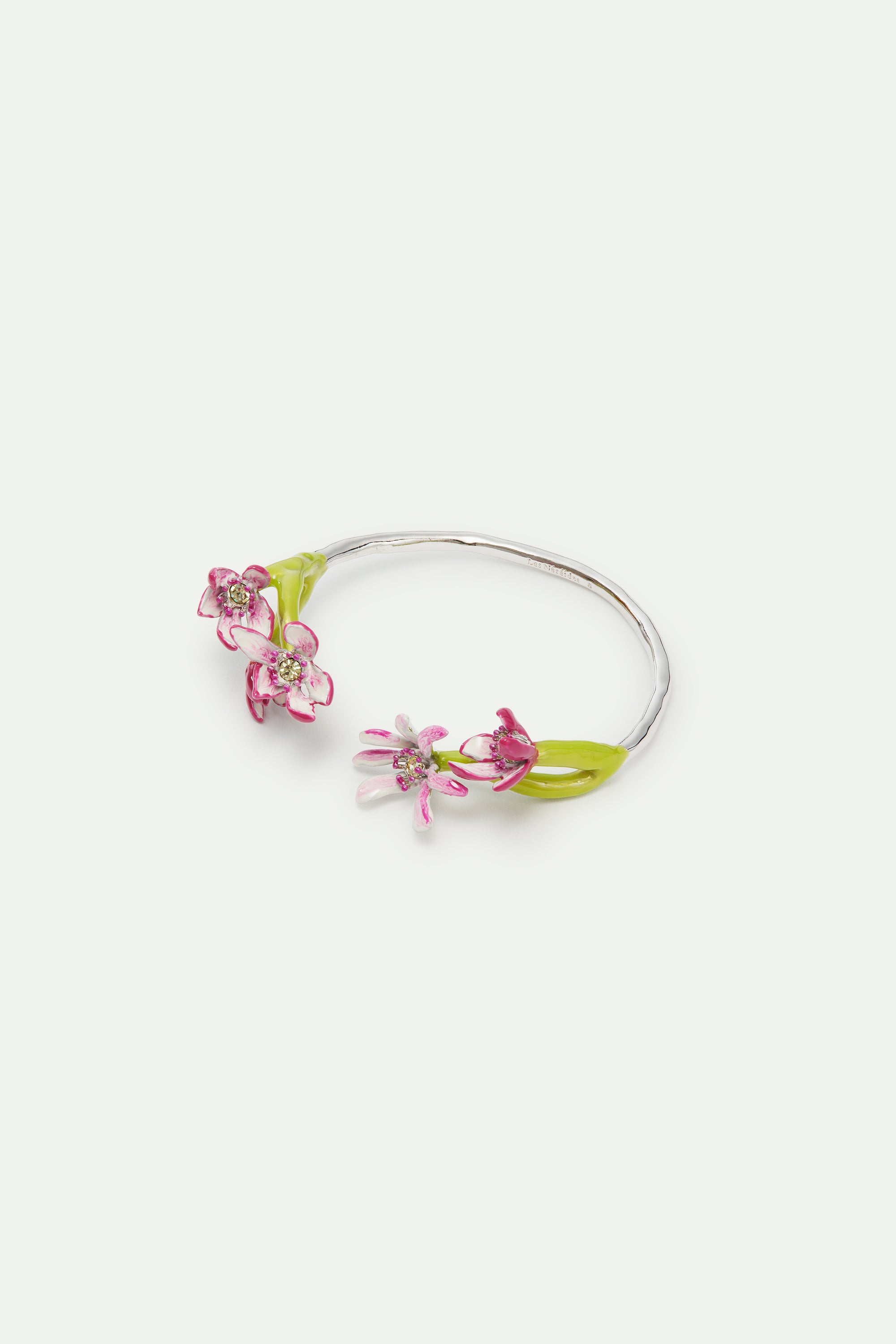 Brazalete fino plateado flores de magnolia rosas y cristales