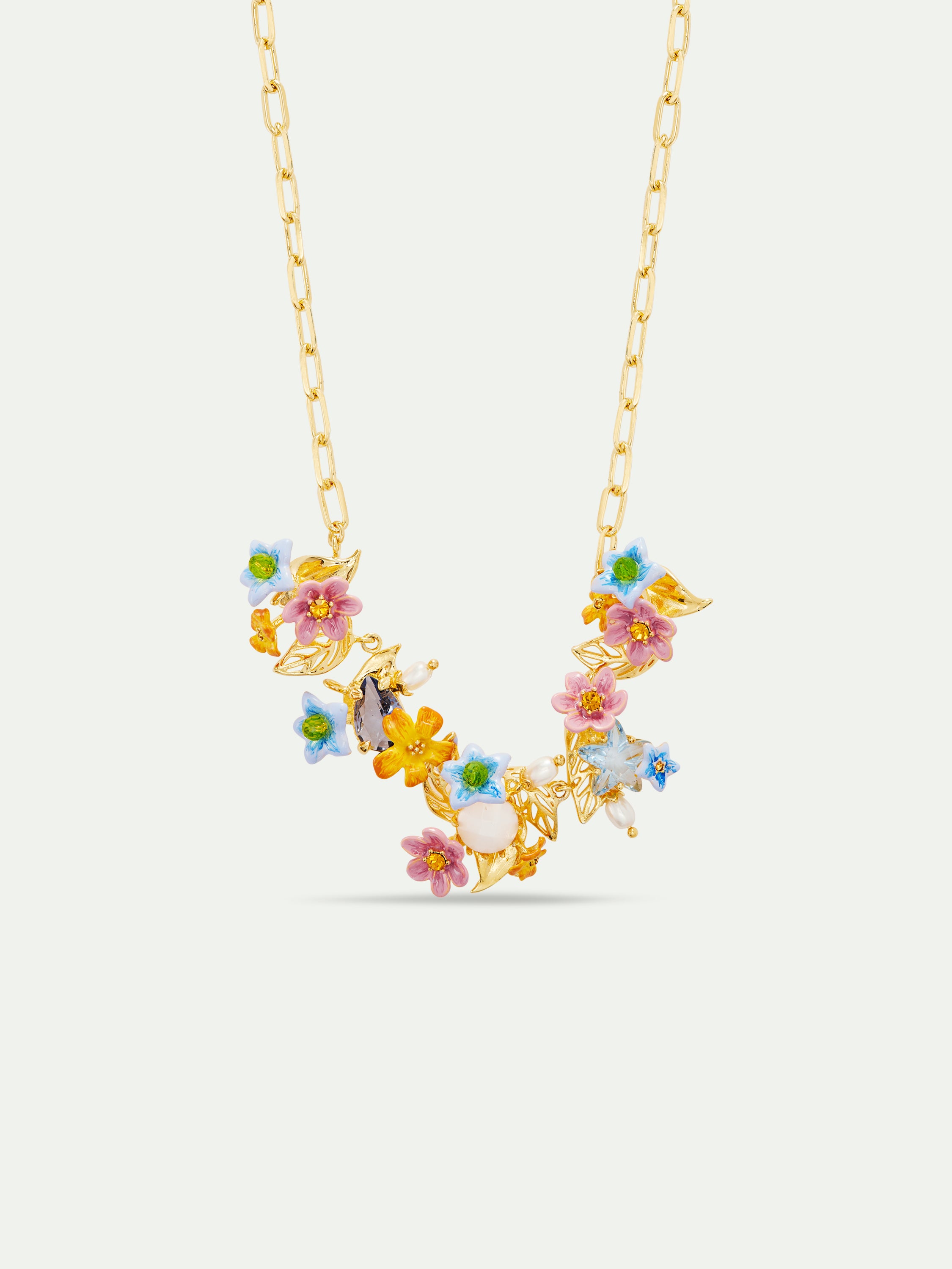 Collier plastron fleurs de jasmin colorées, pierre facettée et perles fantaisies