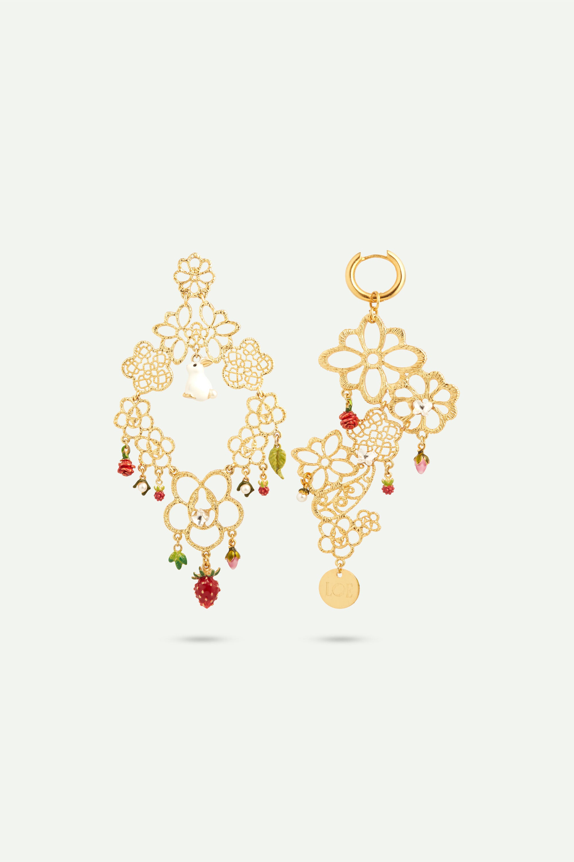 Boucles d'oreilles tiges asymétriques dentelle, lapin et fraise