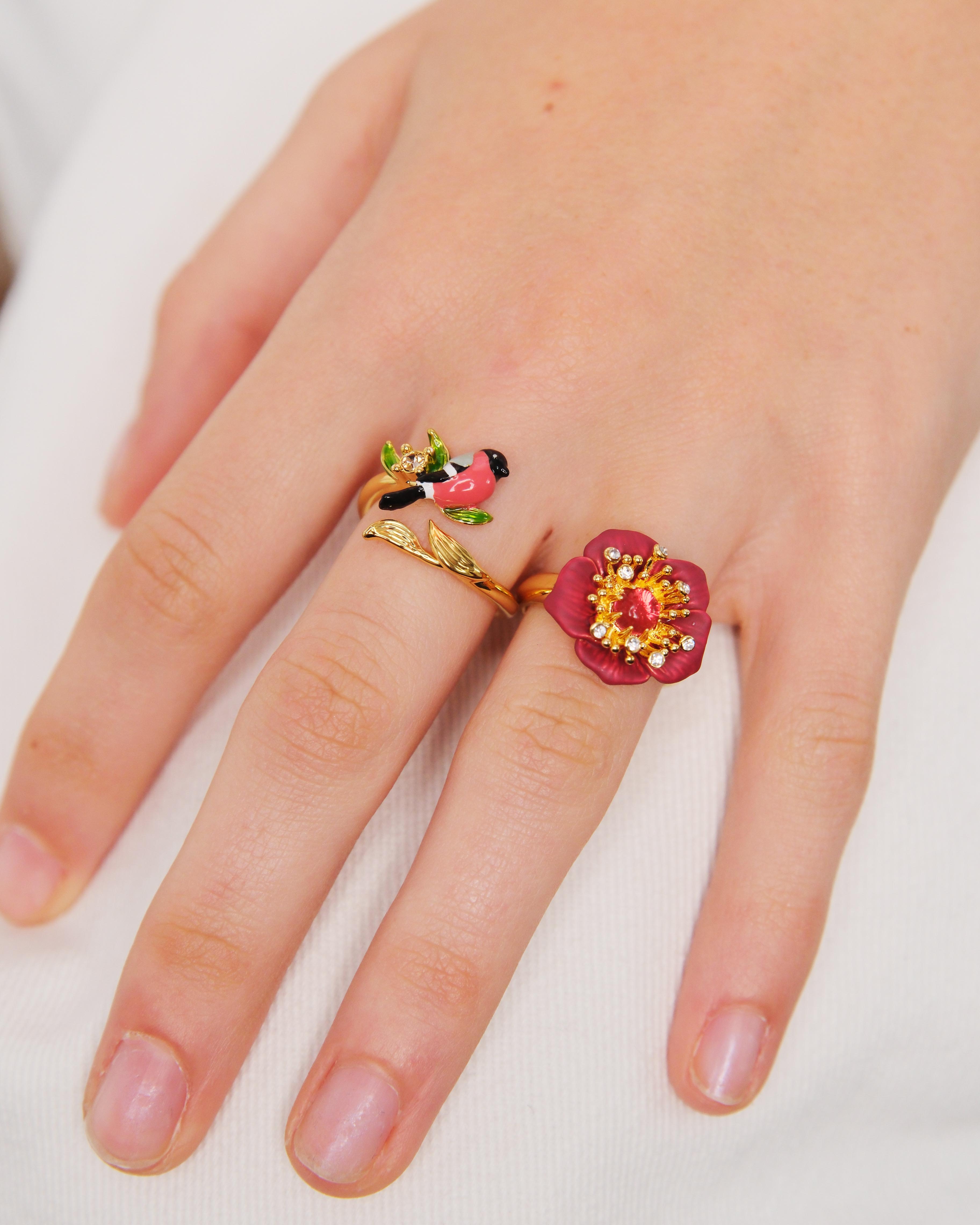 Bague fine fleur d'hellébore rouge