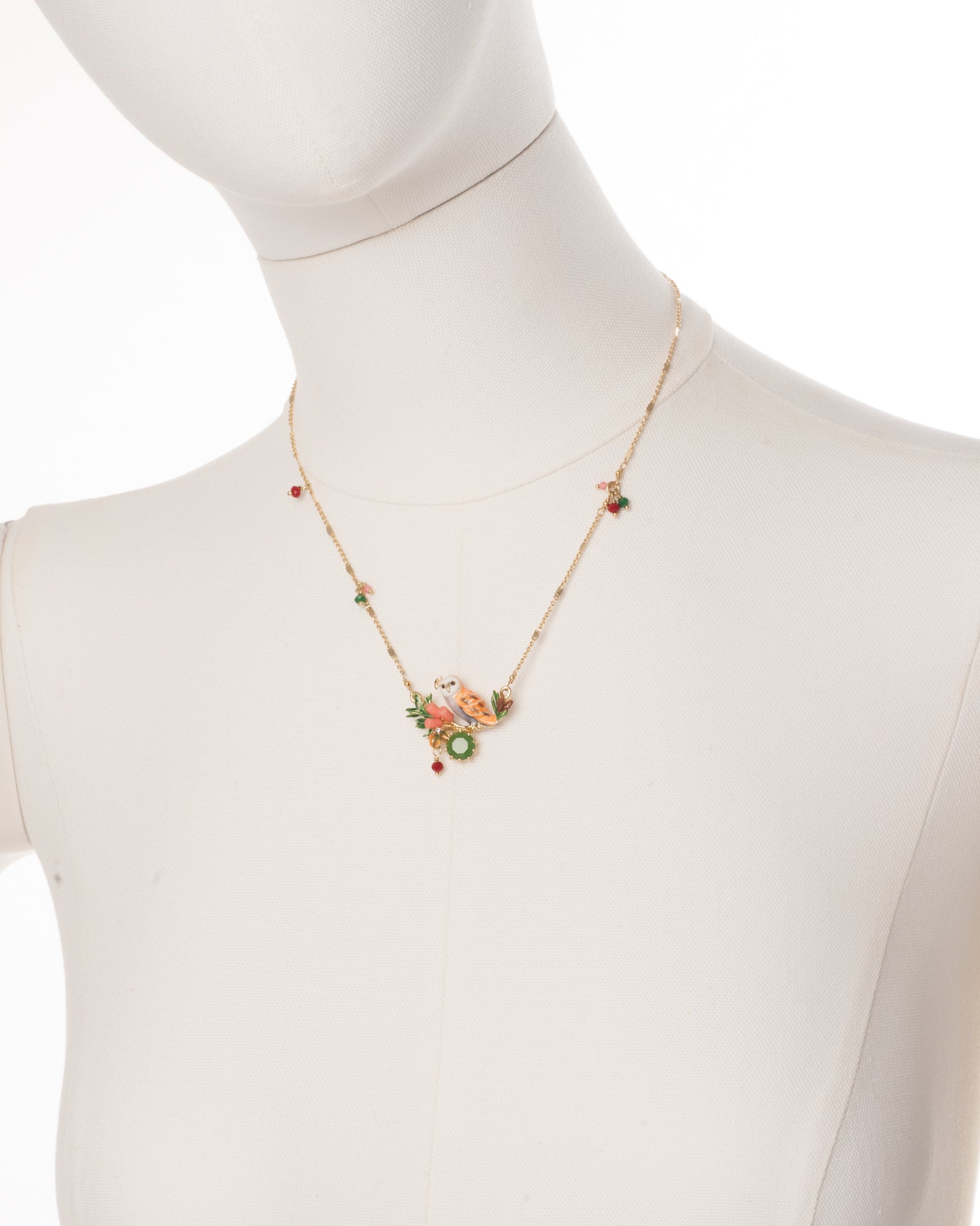 Collier plastron hibou sur une branche avec un verre facetté