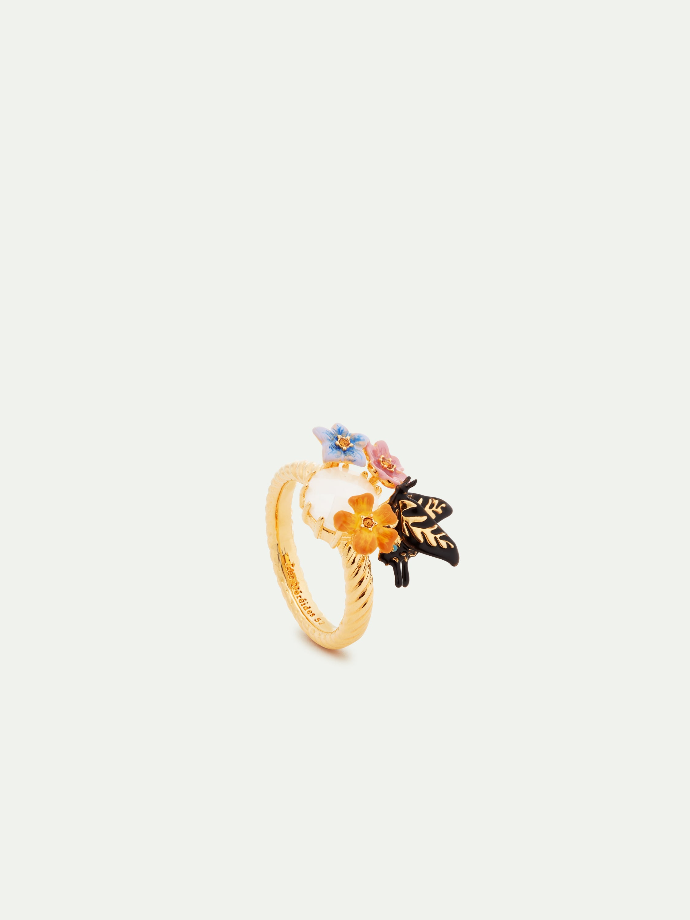 Bague cocktail papillon, 3 fleurs de jasmin colorées, papillon et pierre facettée