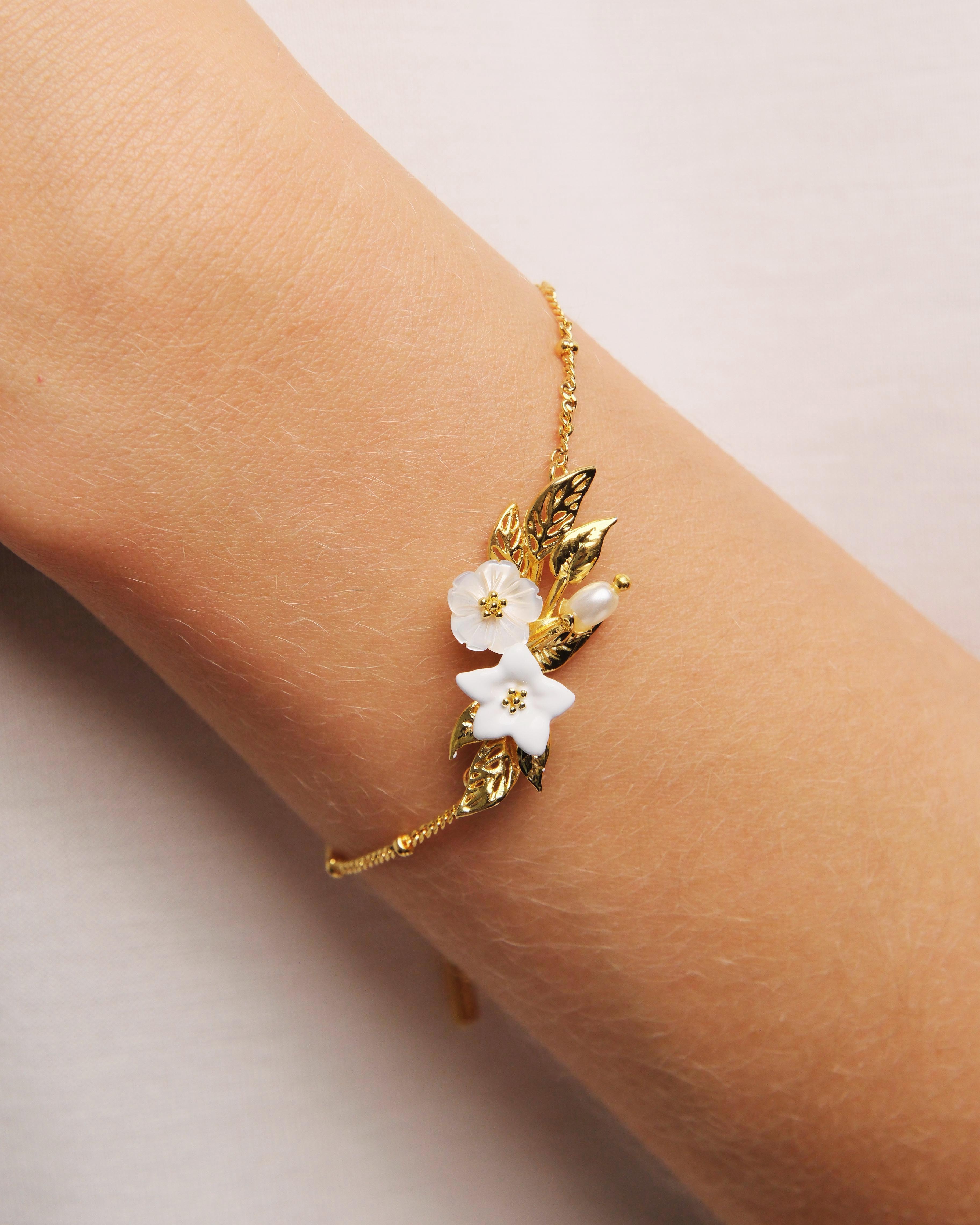 Pulsera fina de jazmín blanco y perlas fantasía