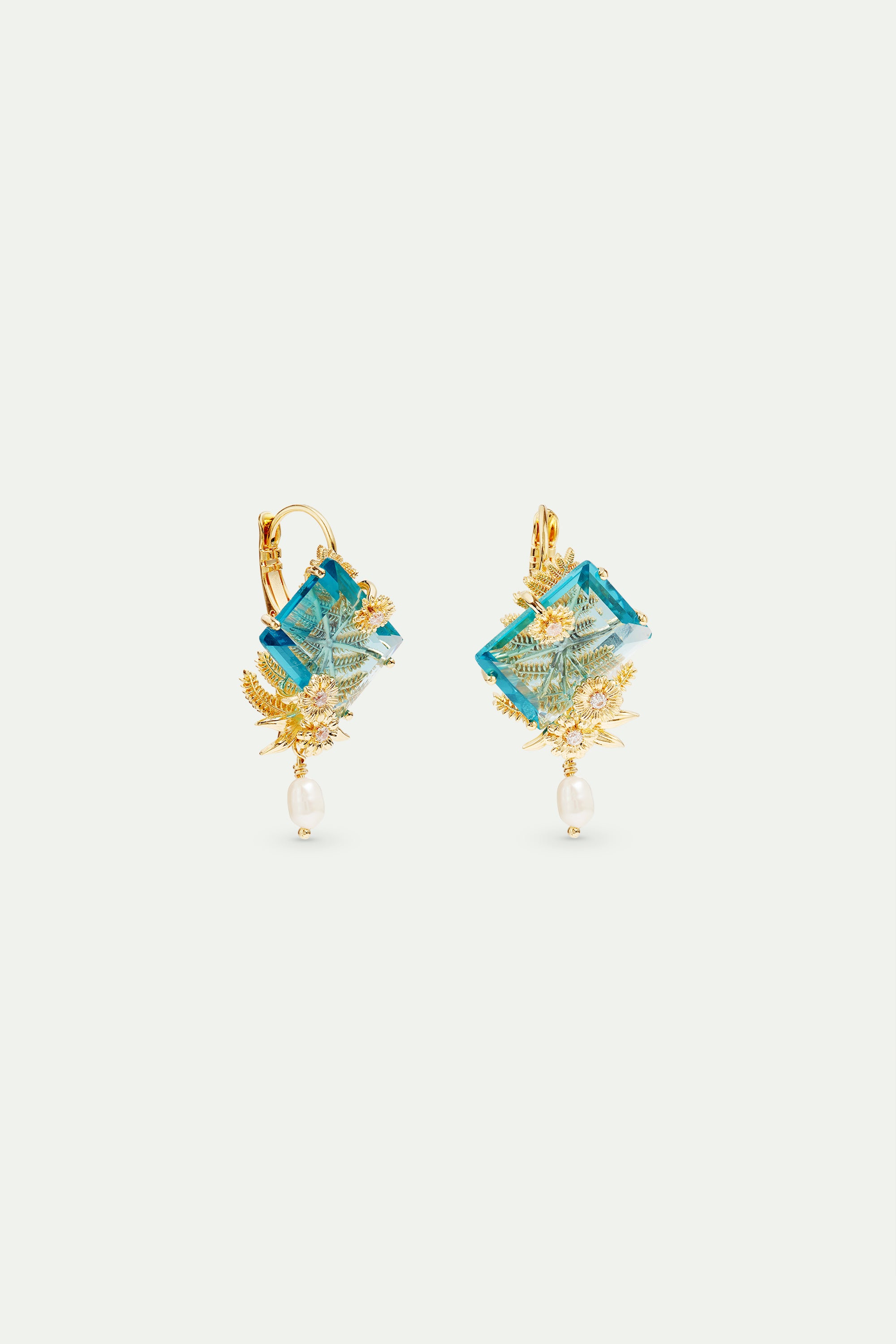 Sleeper earrings with blue cut stone, golden flowers and cultured pearl