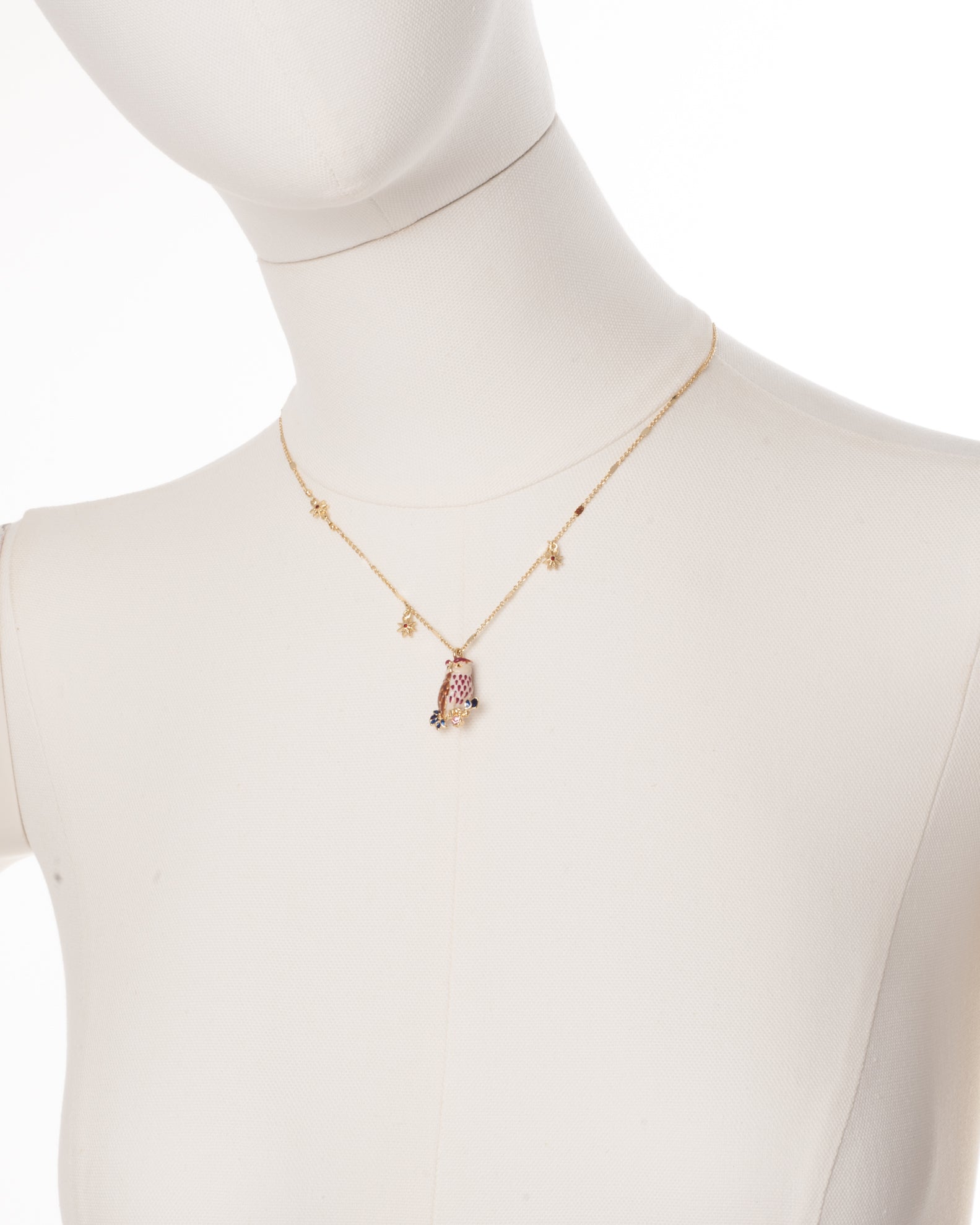 Collier hiboux sur une branche et coeur rouge