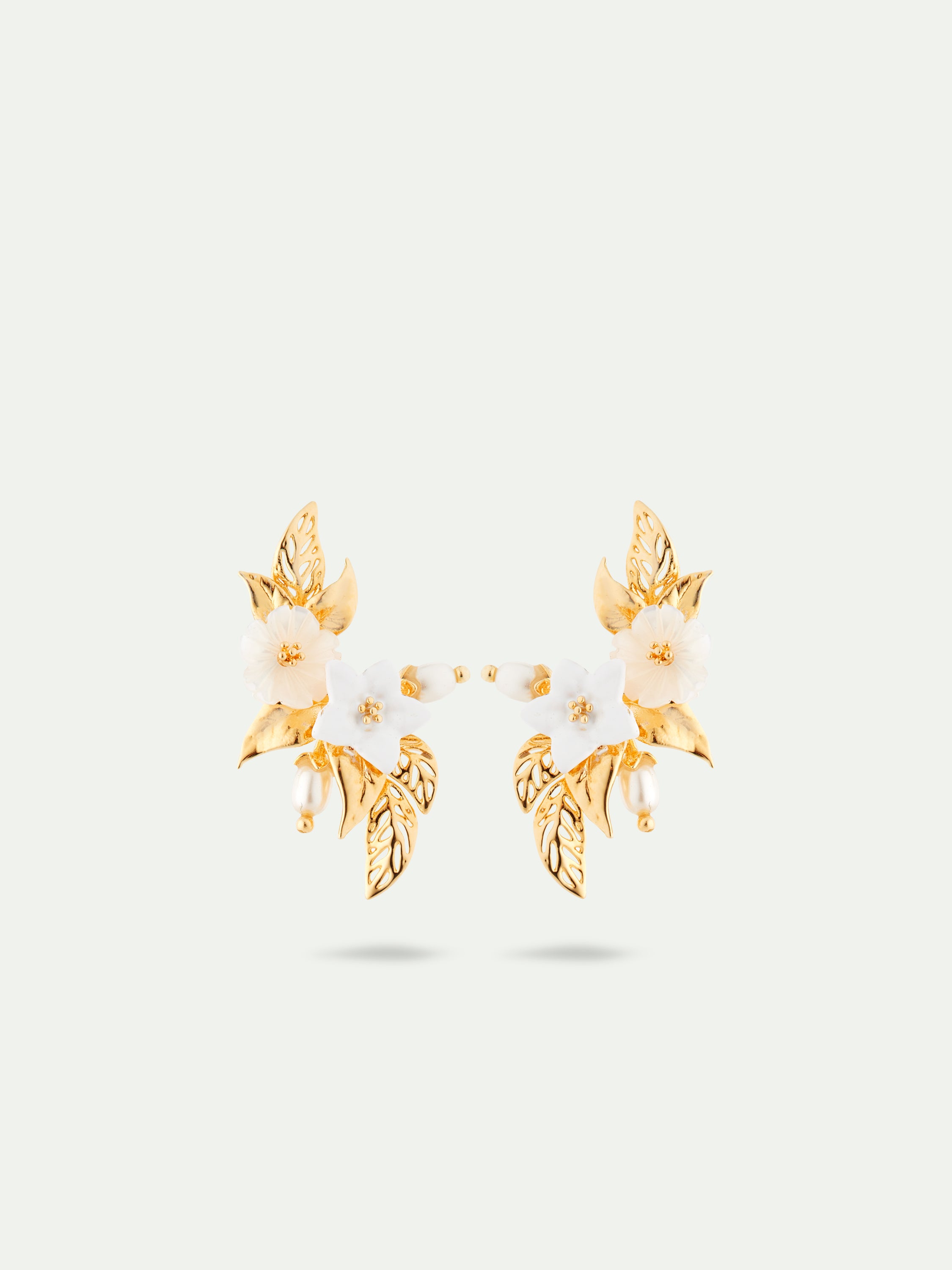 Boucles d'oreilles dormeuses jasmin officinal blanc et feuilles dorées à l'or fin