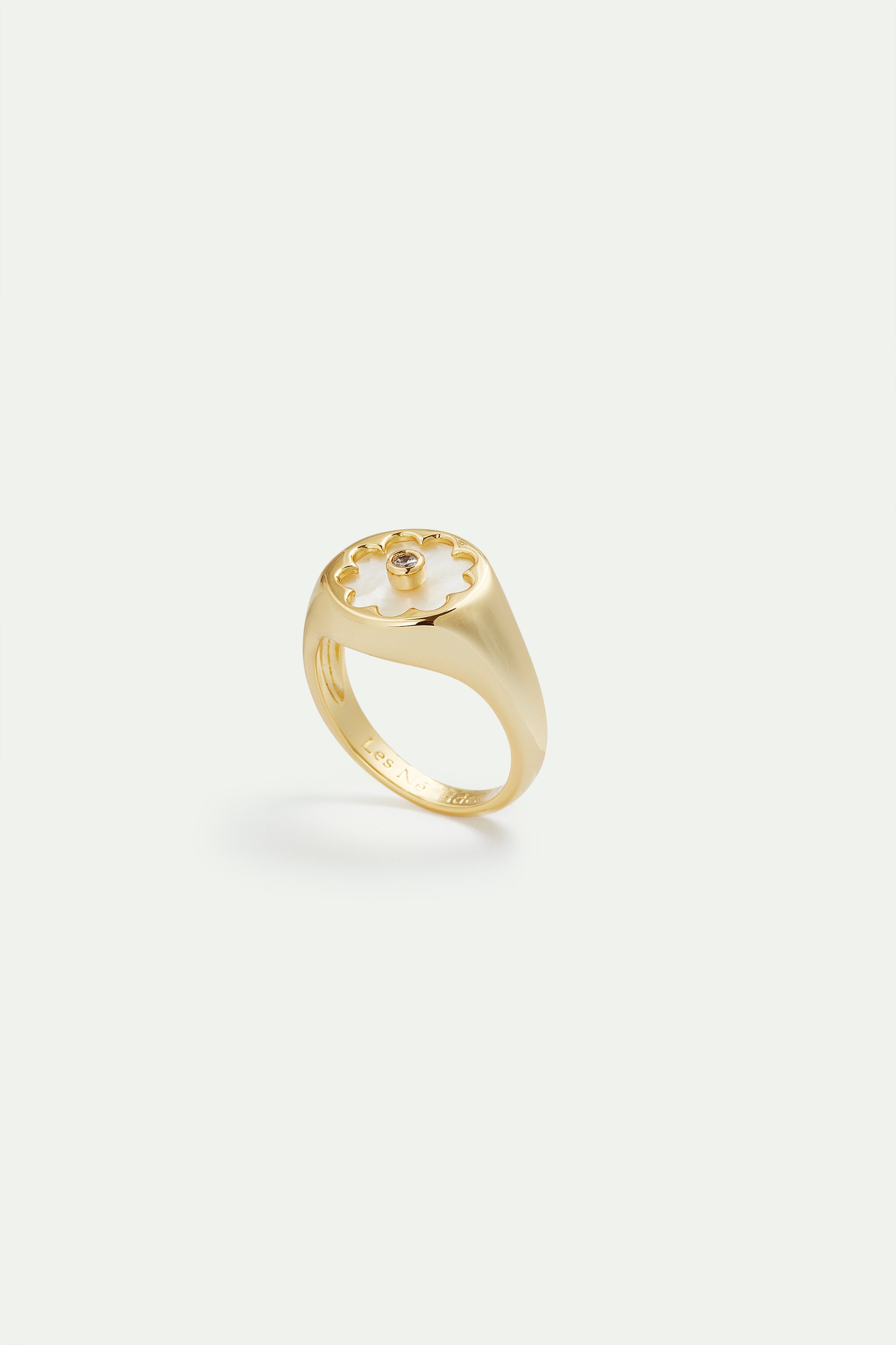 Bague dorée fleur blanche nacrée