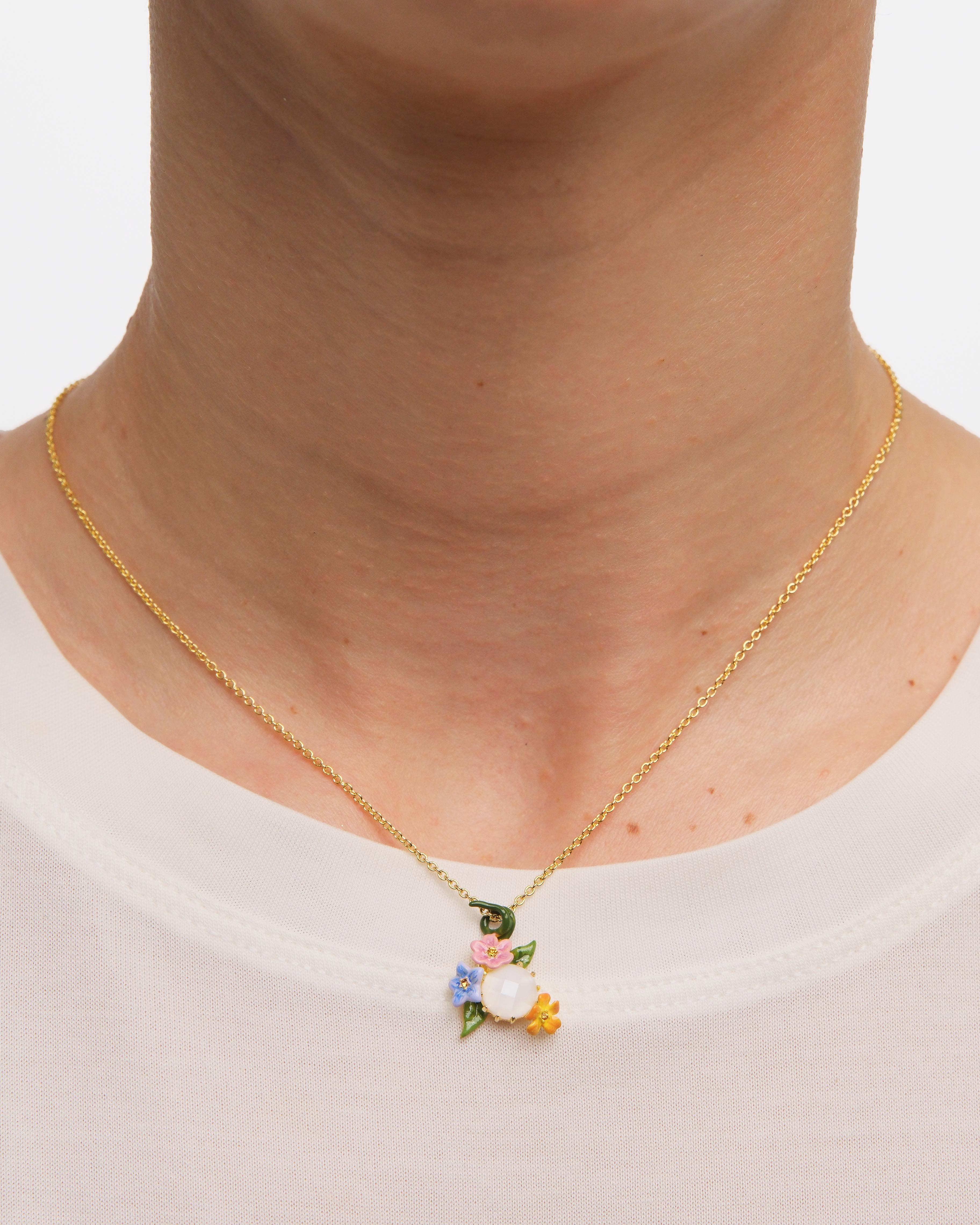 Collier pendentif 3 fleurs de jasmin colorées et pierre facettée