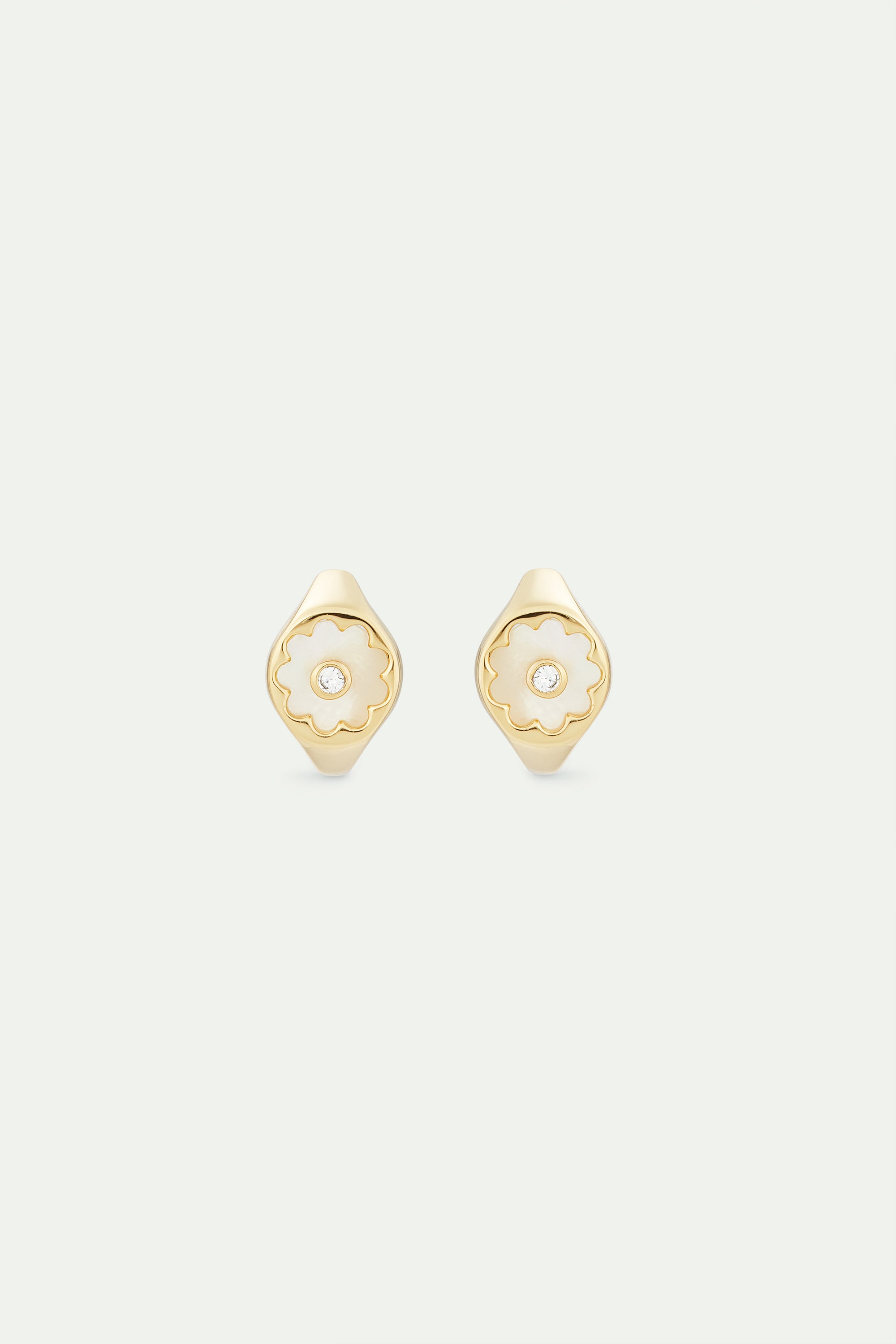 Boucles d'oreilles tiges dorées fleur blanche nacrée