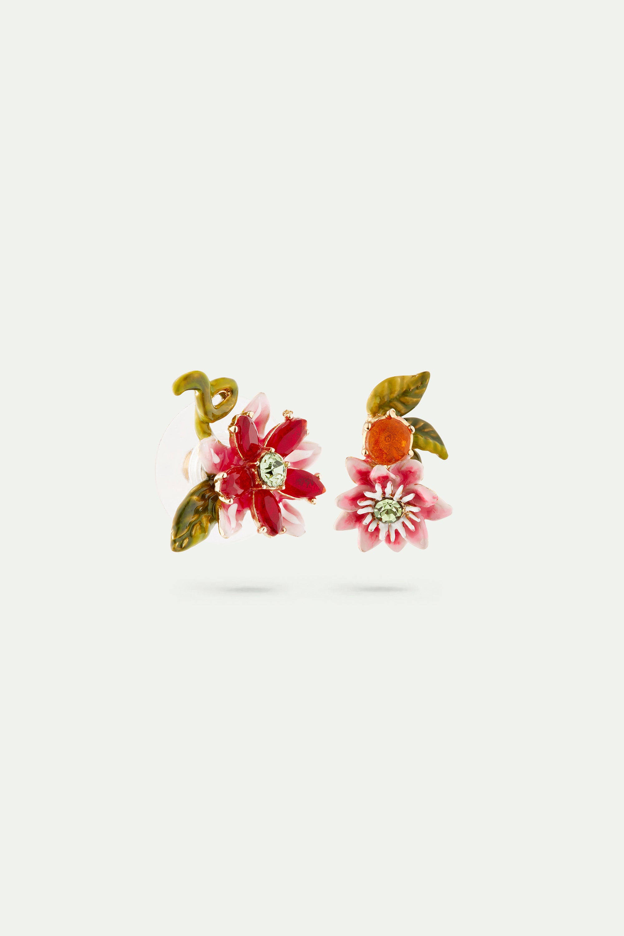 Boucles d'oreilles tiges asymétriques fleurs de passiflore