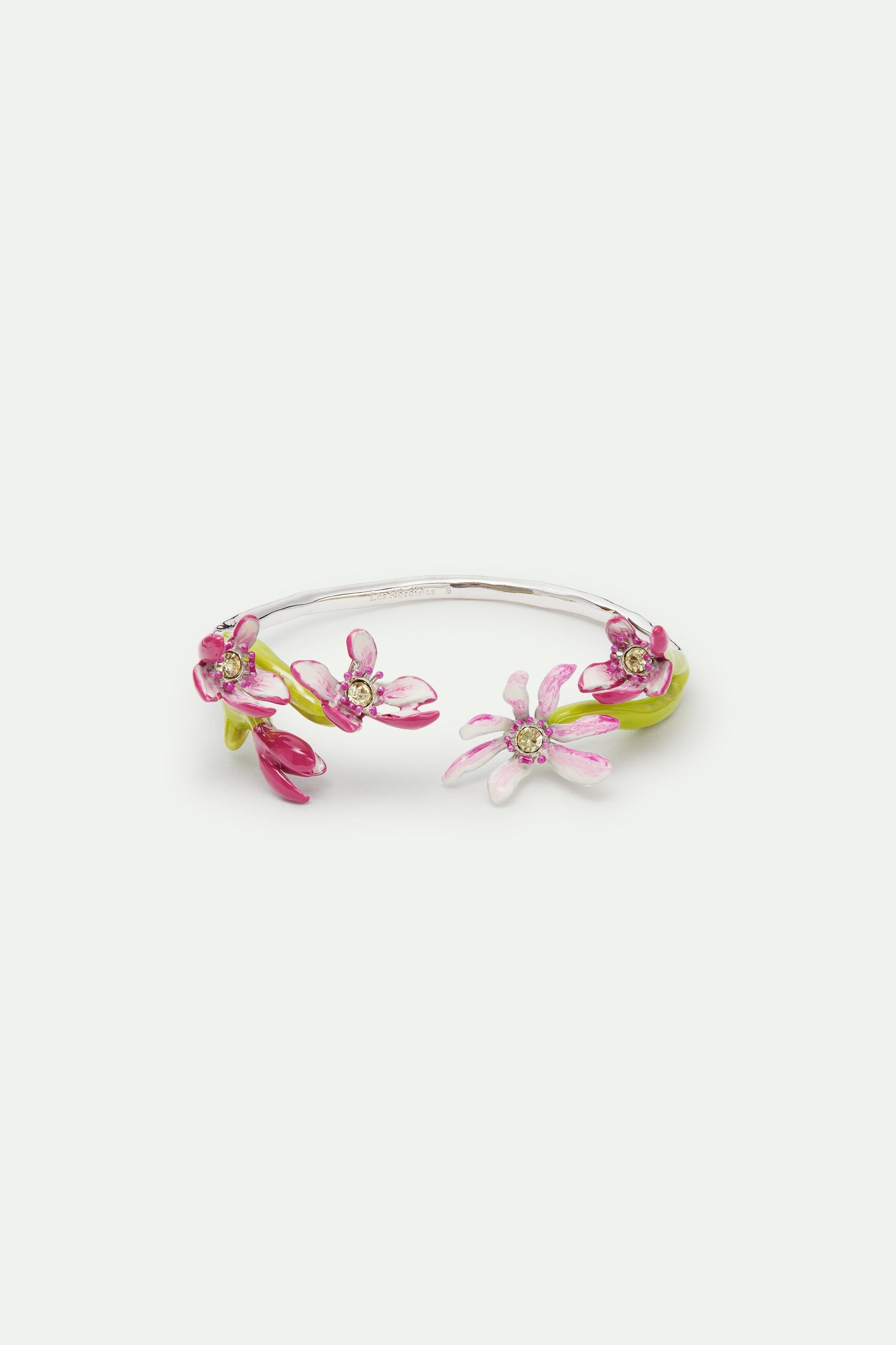 Brazalete fino plateado flores de magnolia rosas y cristales