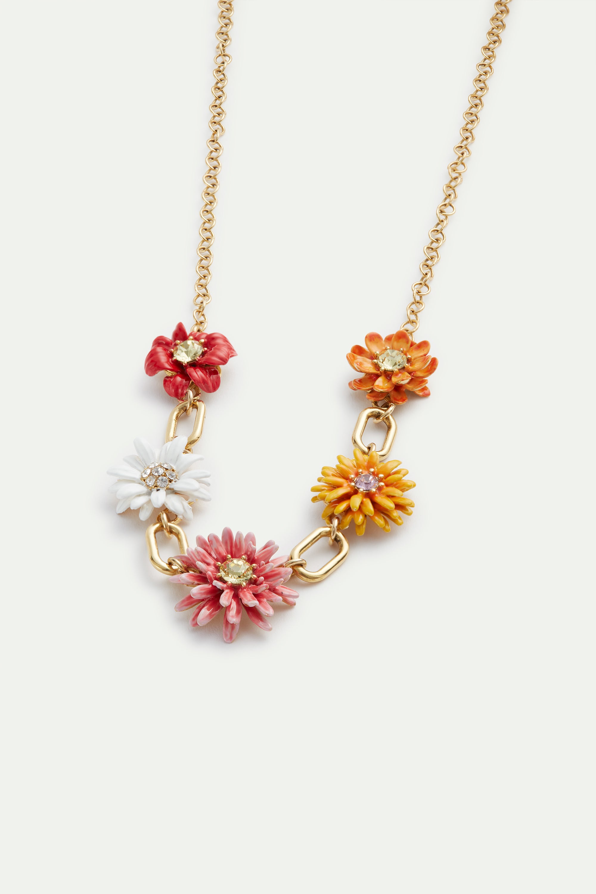 Collier maillons dorés et fleurs pâquerettes et zinnias