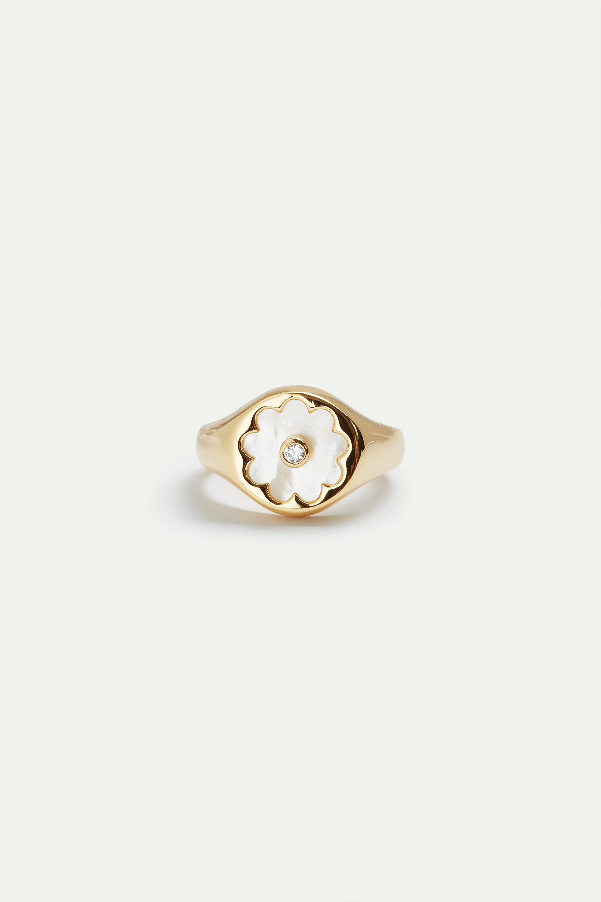 Bague dorée fleur blanche nacrée