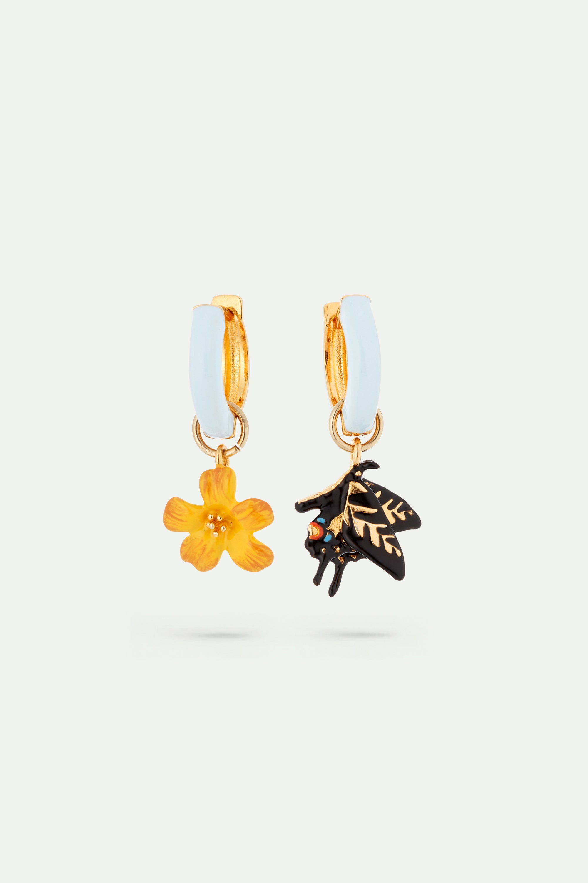 Pendientes asimétricos de mariposa y flor de jazmín