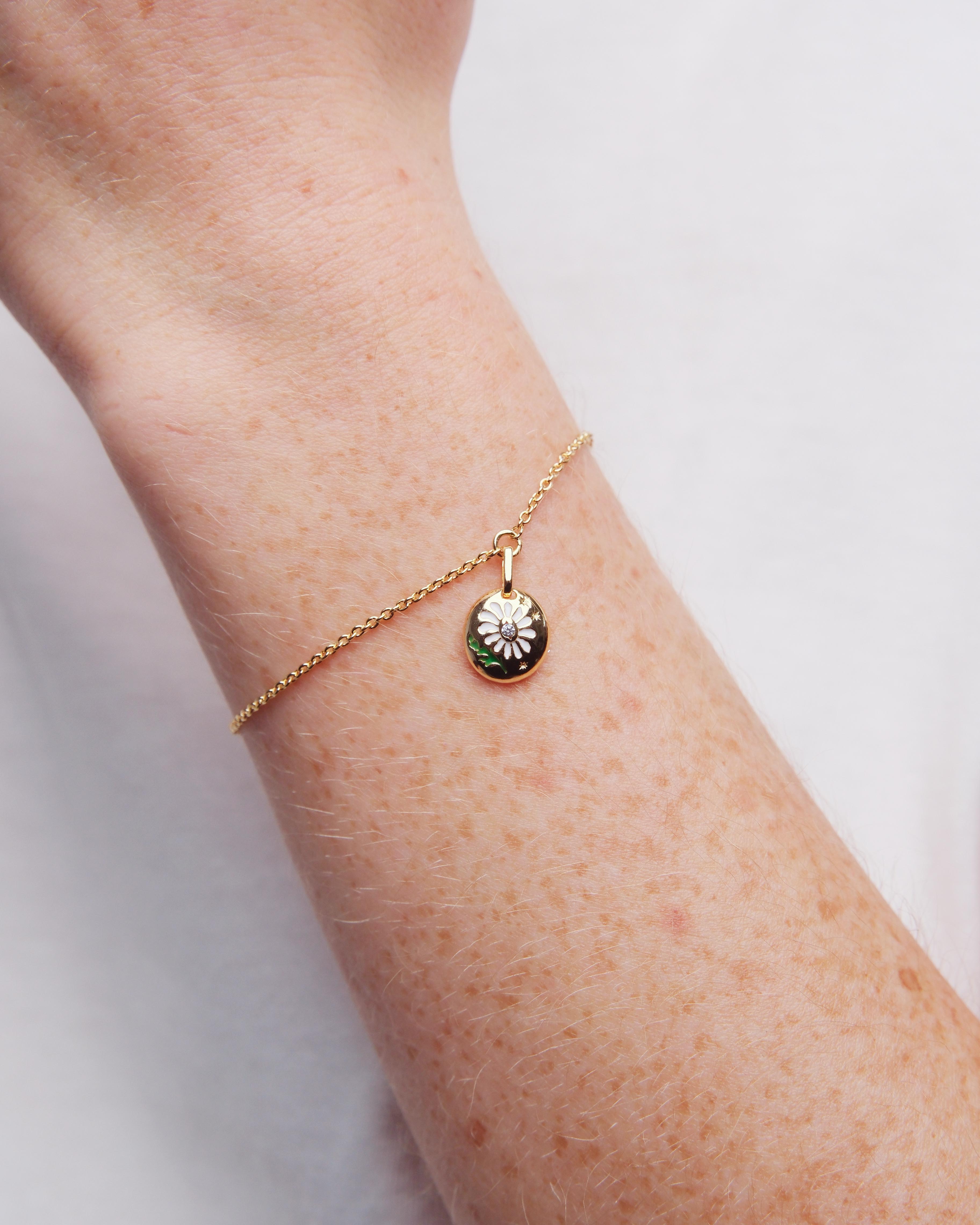 Daisy medallion fine bracelet