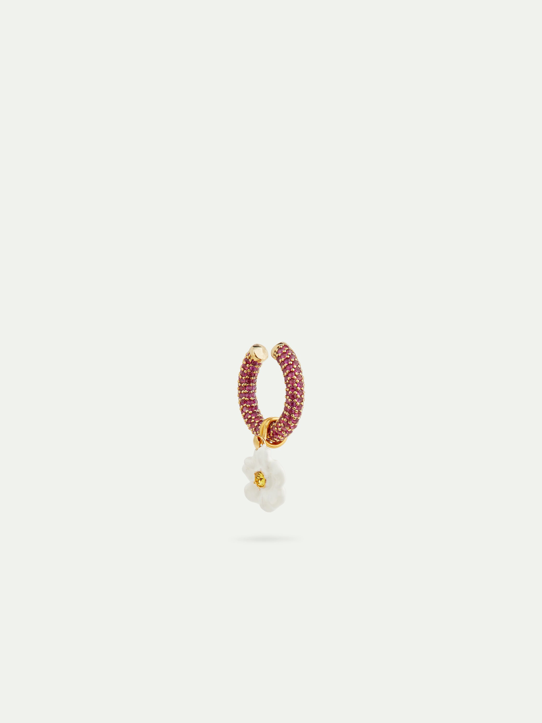 Boucle d'oreille ear cuff rouge et fleur blanche