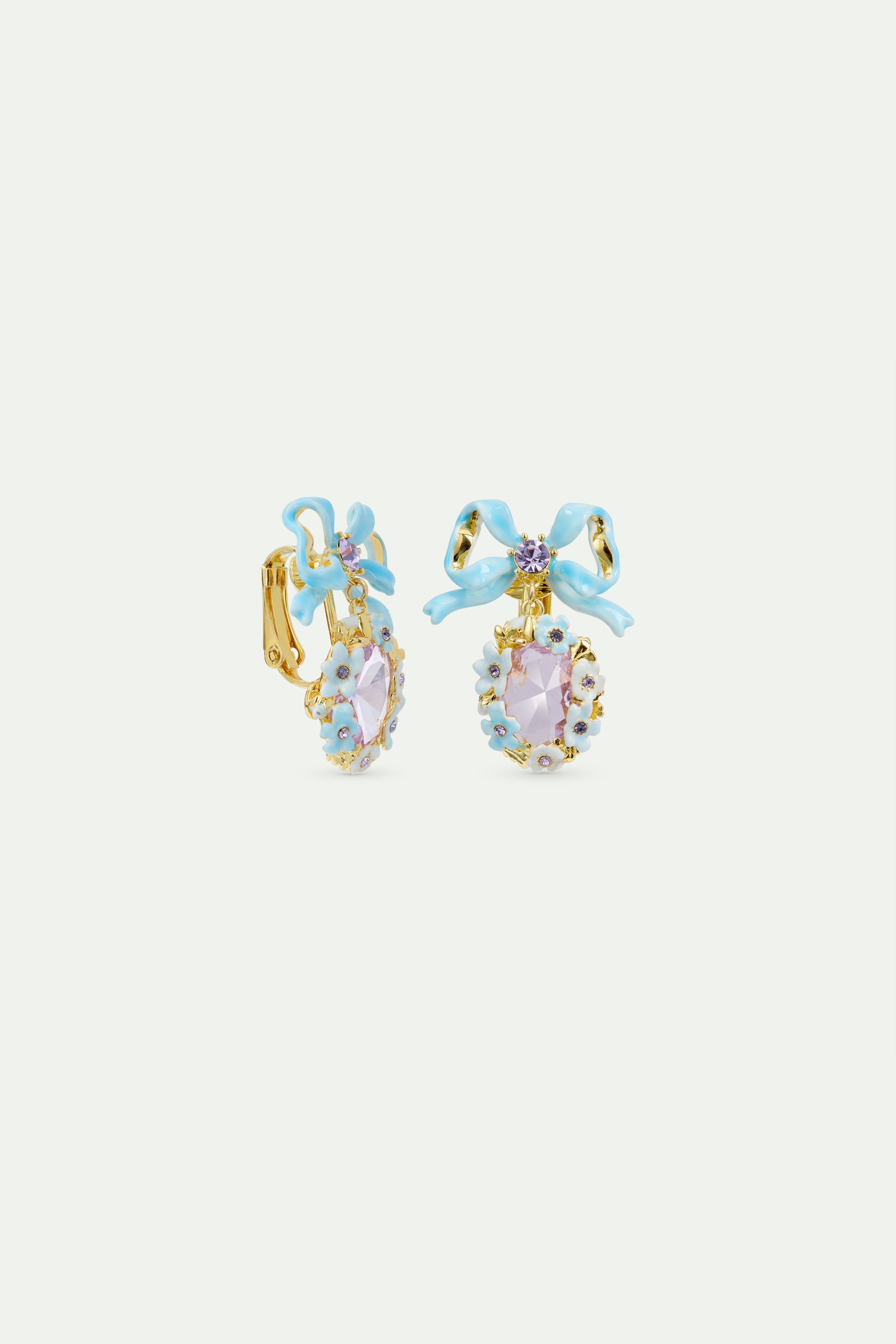 Boucles d'oreilles mariage pierre violette facettée, fleurs et ruban bleu