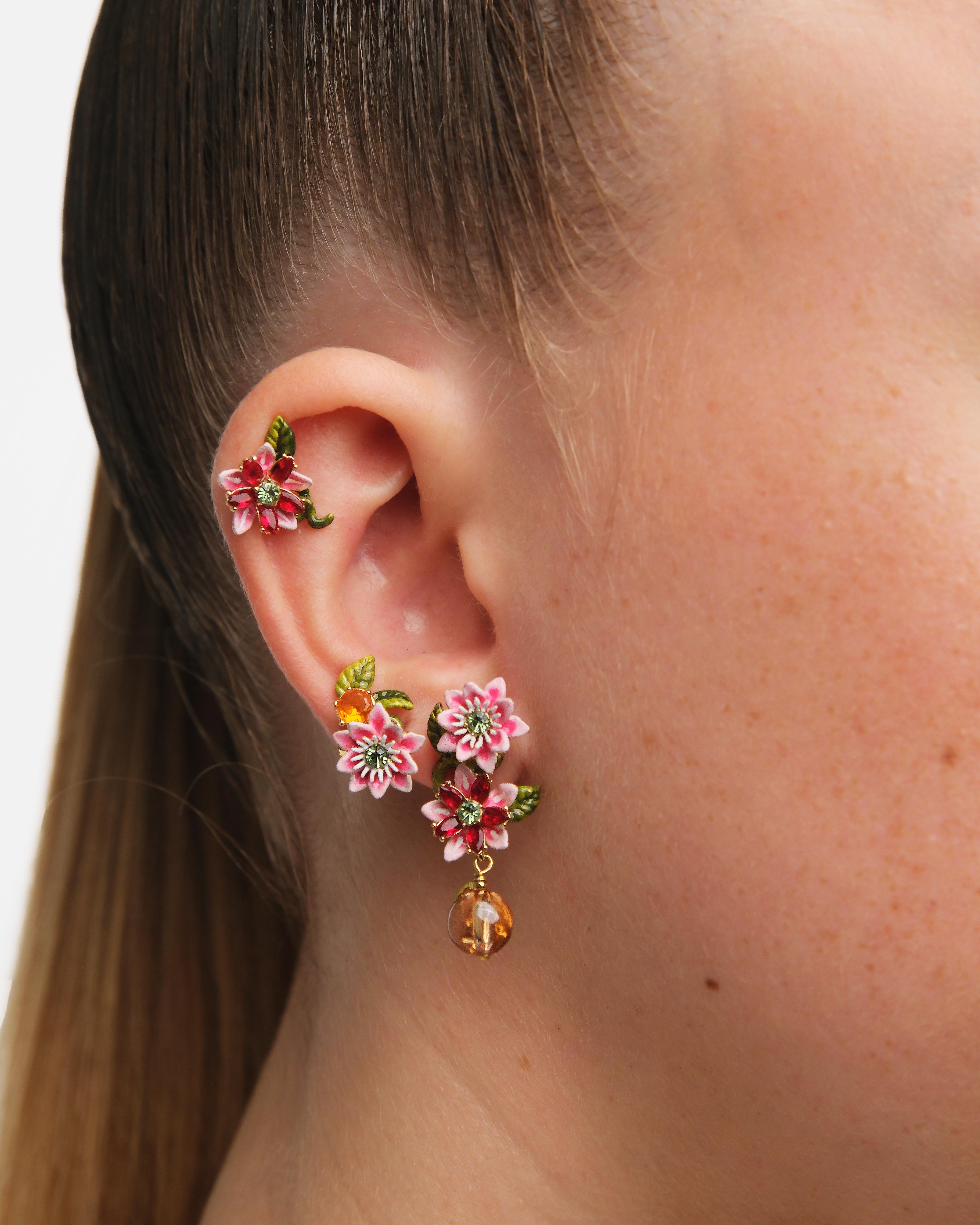 Boucles d'oreilles tiges asymétriques fleurs de passiflore