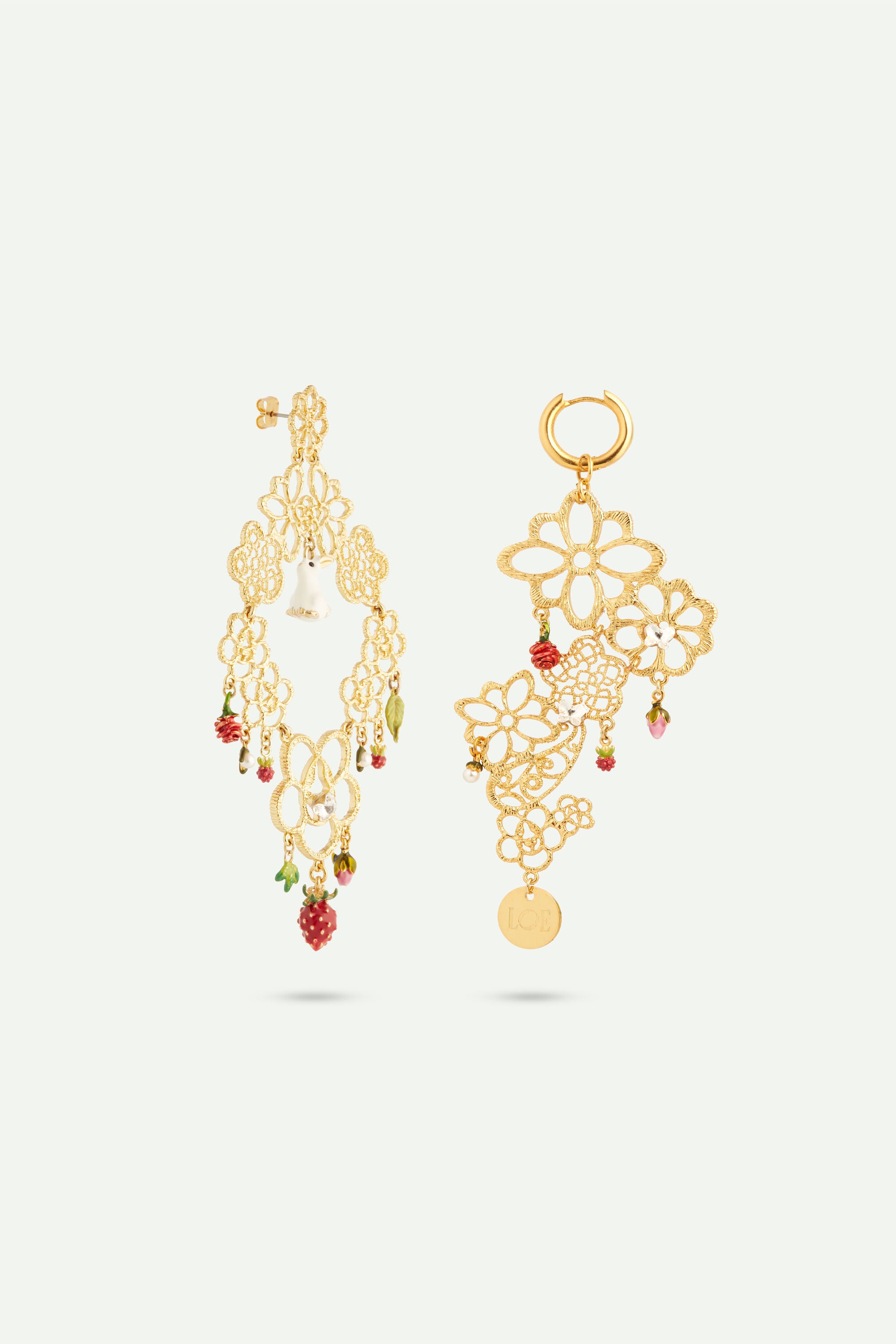 Boucles d'oreilles tiges asymétriques dentelle, lapin et fraise