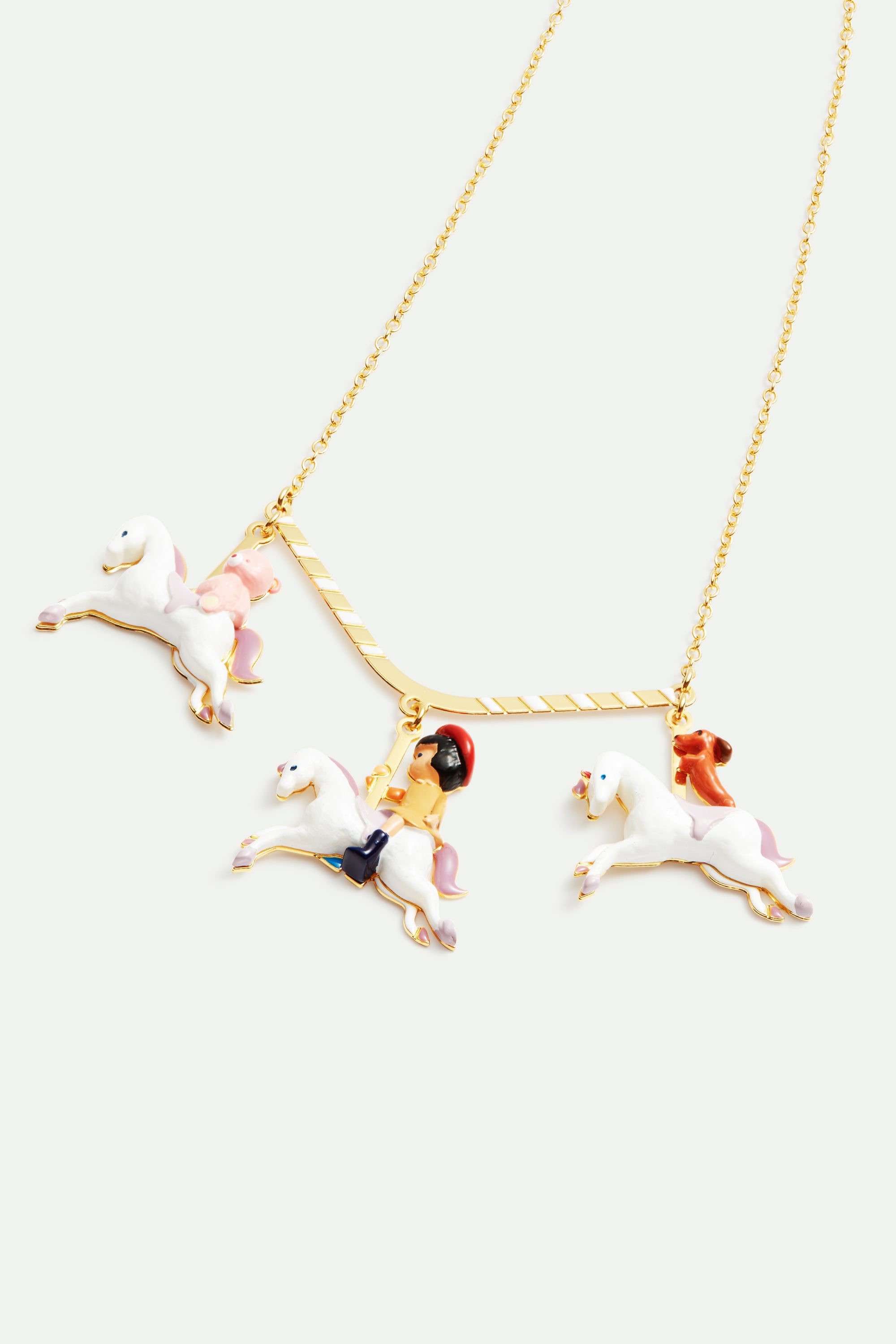 Collier plastron petite fille, teckel et ours en peluche sur un carrousel