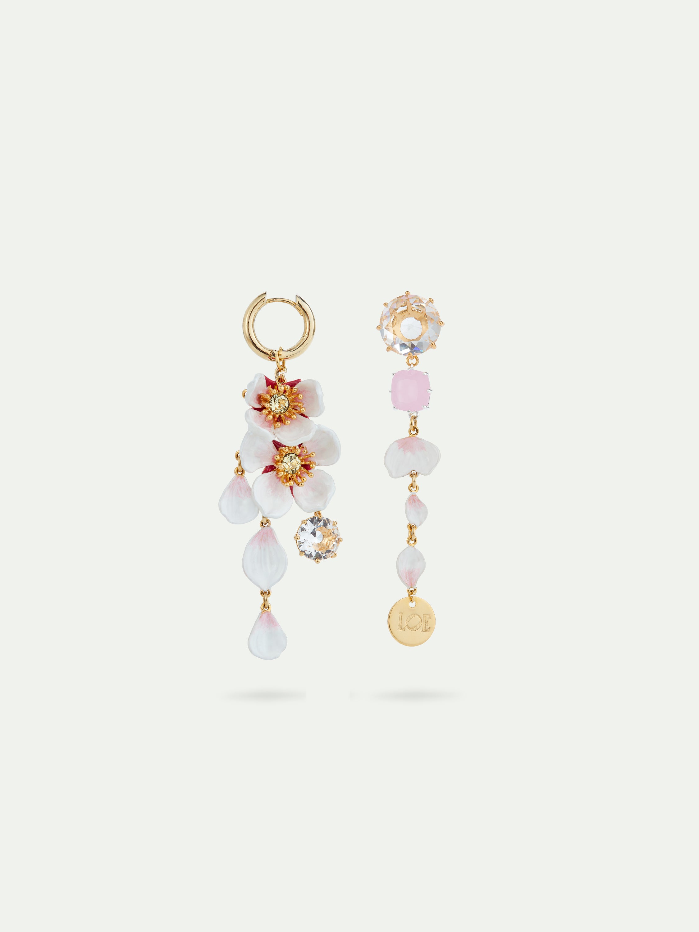 Boucles d'oreilles asymétriques fleurs de cerisier et verres facettés