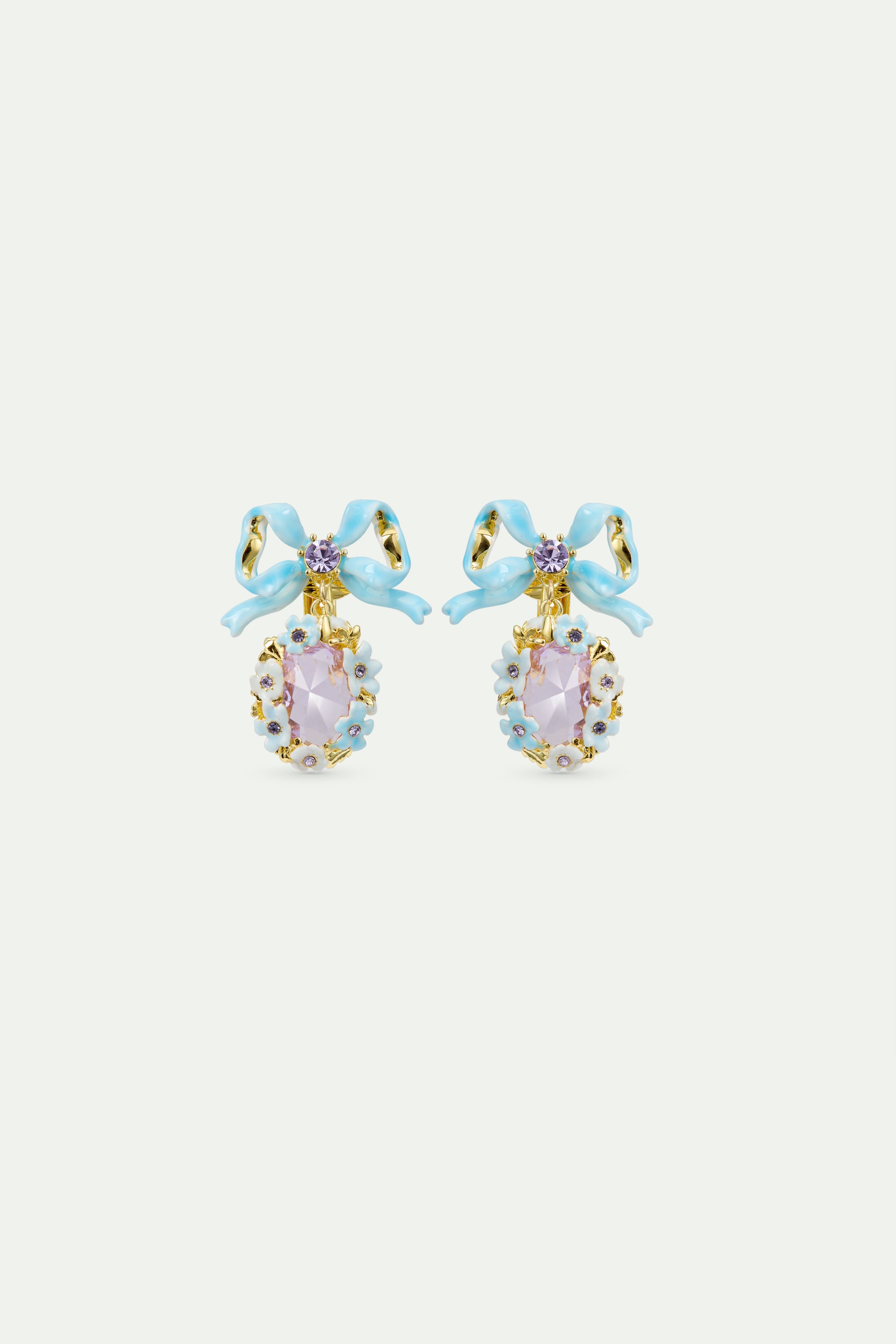 Boucles d'oreilles mariage pierre violette facettée, fleurs et ruban bleu